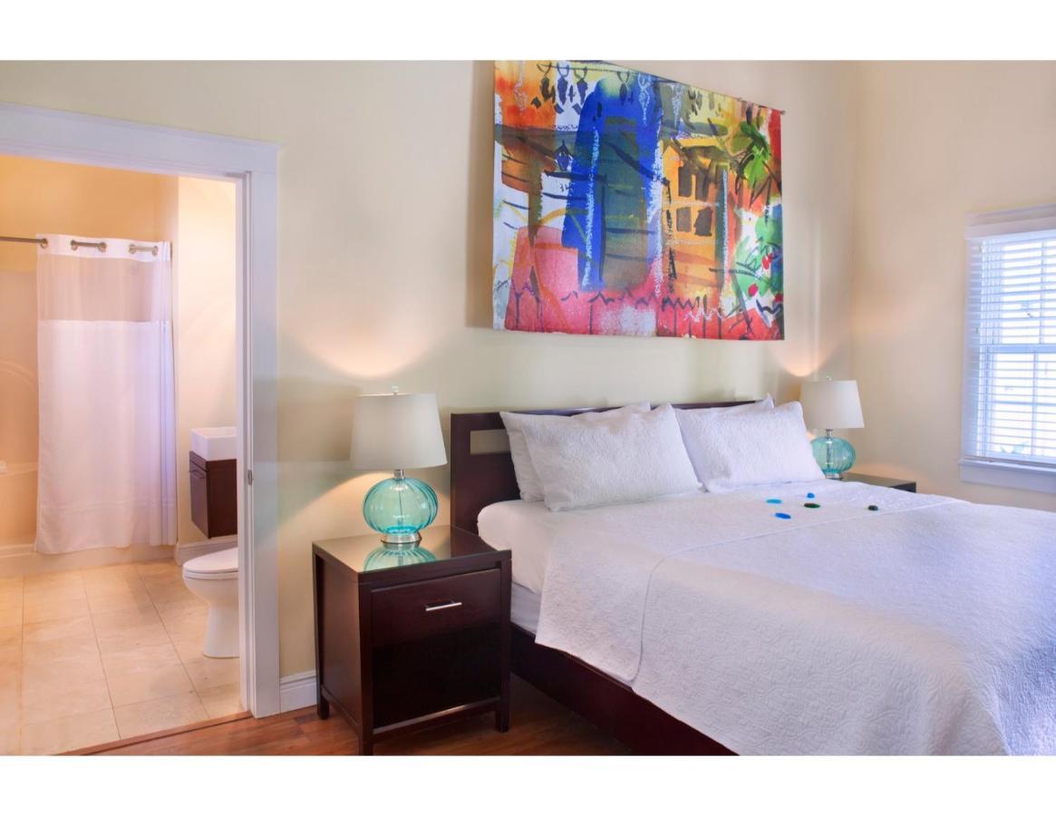 Habitación con cama grande y acceso a la piscina