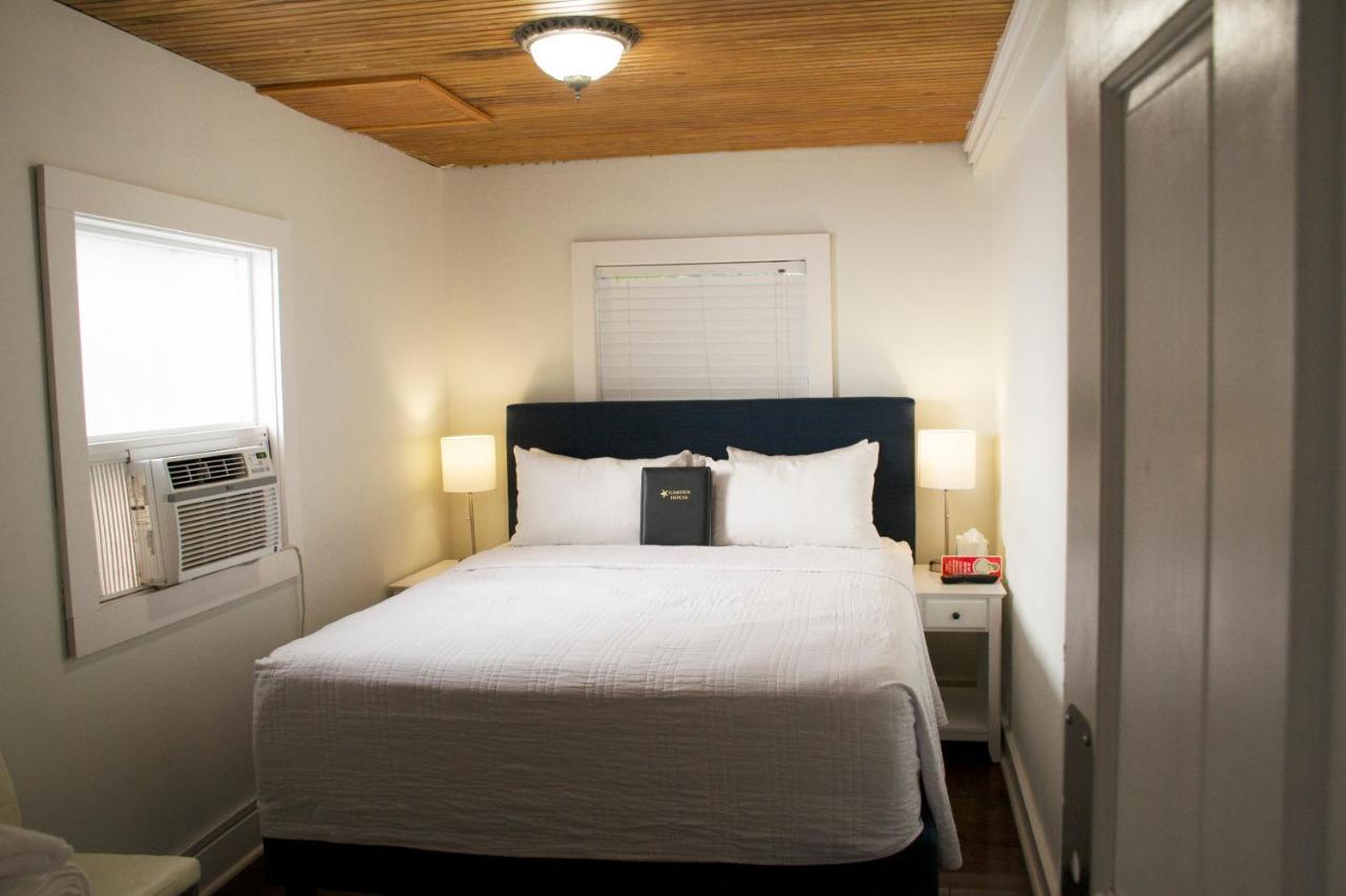 Tiny Queen Room