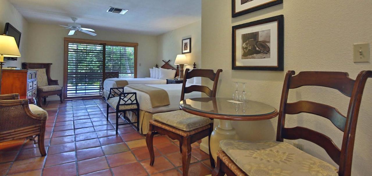 Chambre Lit Queen-Size - Vue sur Piscine/Jardin - Dernier Étage