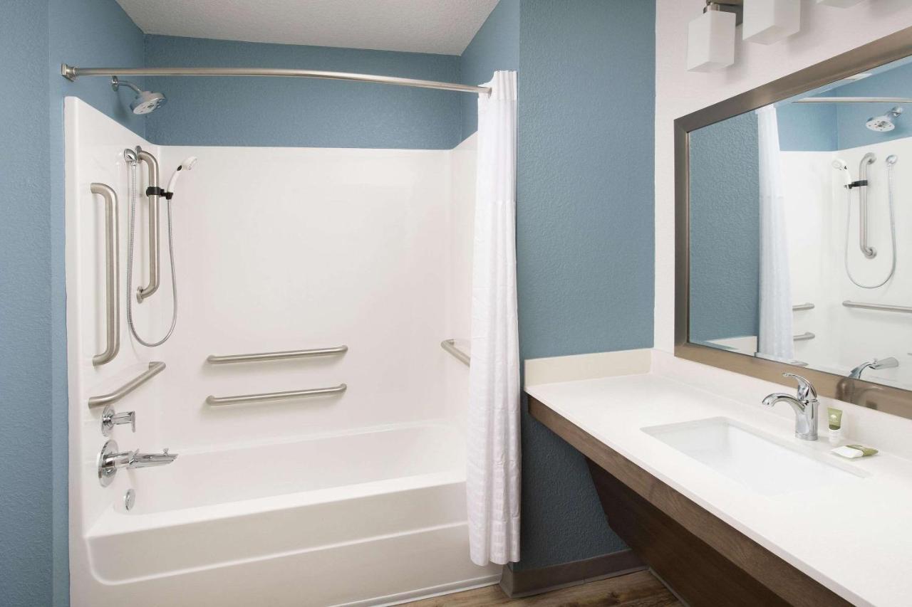 Queen Room Tub Disability Access or Non-Smoking
