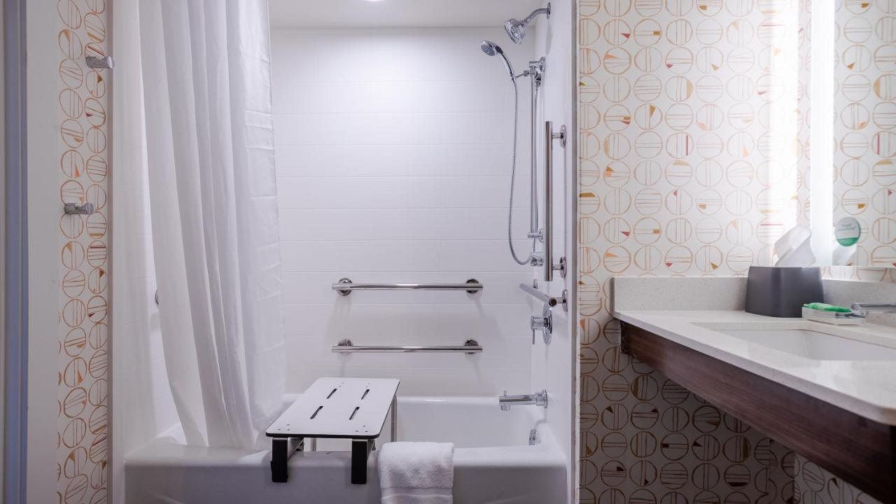 Standard Queen Room Two Queen Beds Tub Mobility or Communications Accessible,1541224516:JPEG