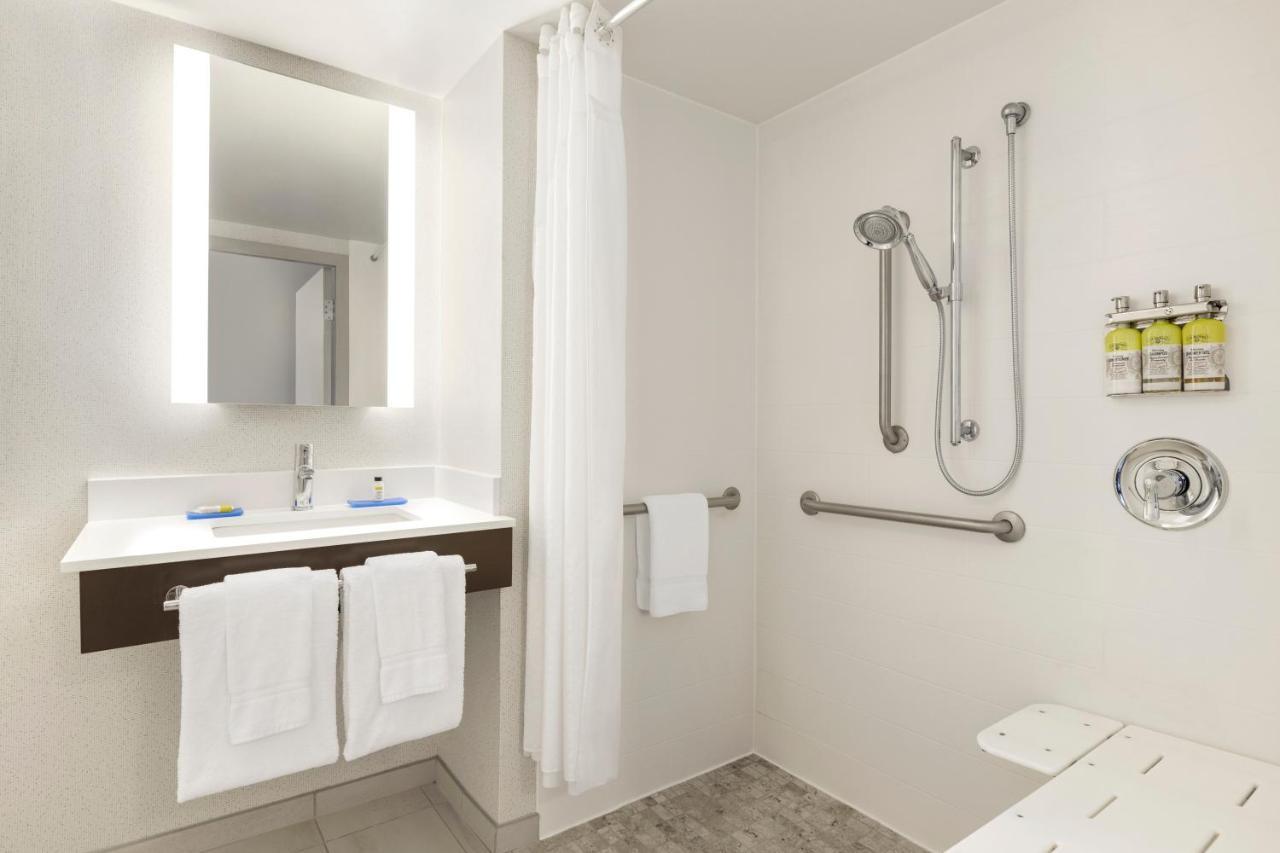 Chambre Lit King-Size Standard avec Douche Accessible en Fauteuil Roulant - Accessible aux Personnes à Mobilité Réduite et aux Malentendants