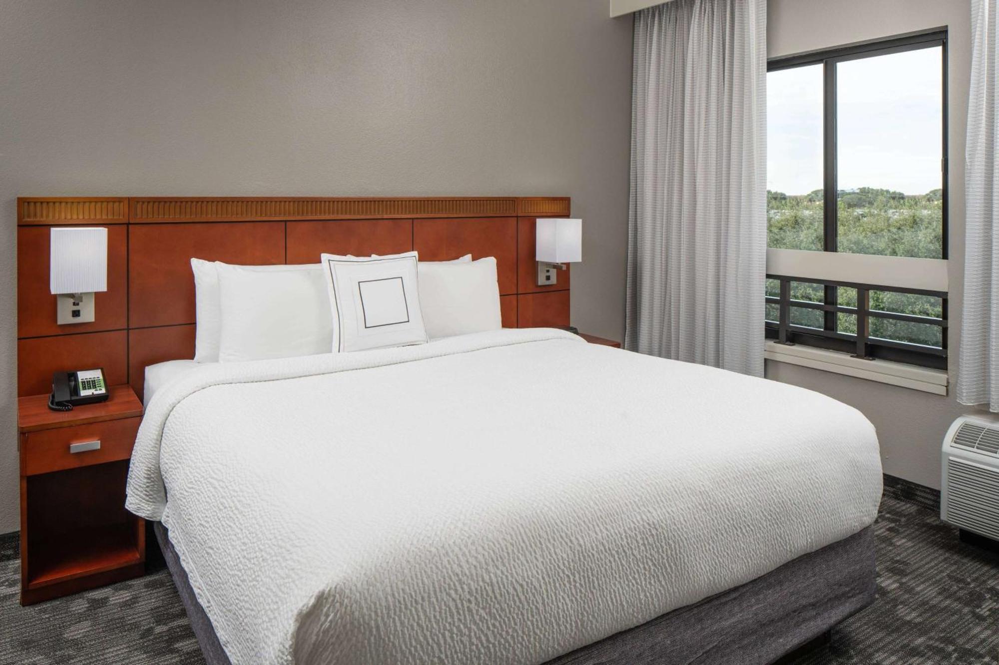 One-Bedroom King Suite - Non-Smoking