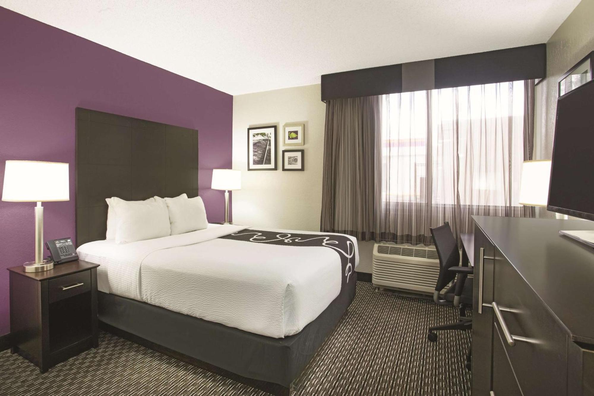 Deluxe Queen Room,990267505:JPEG