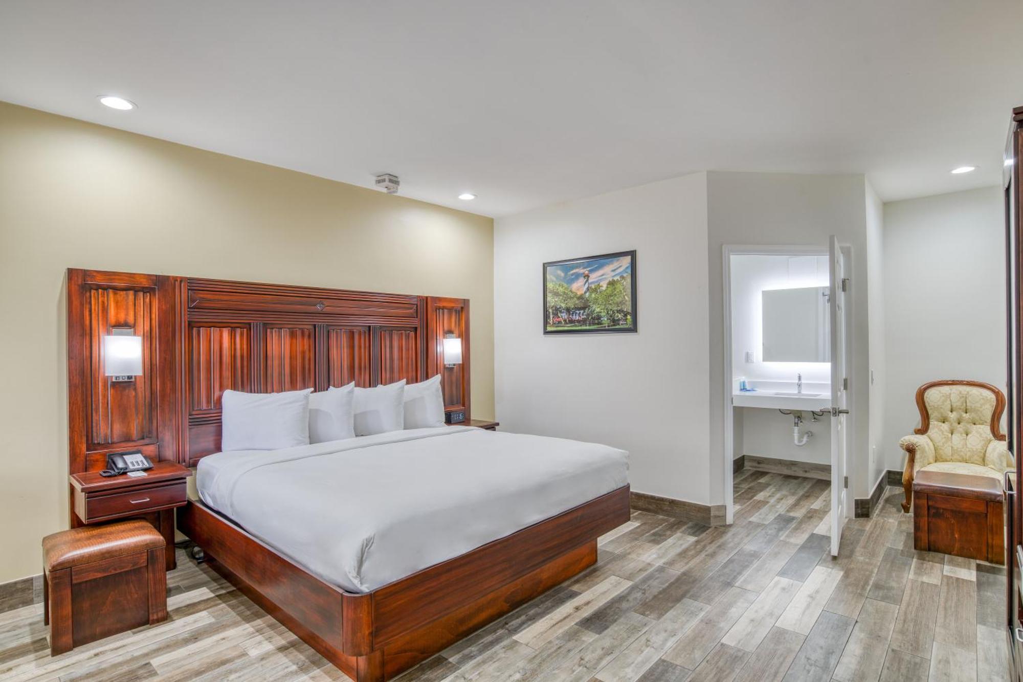 Deluxe King Room - Mobility Access/Non-Smoking,1211517565:JPEG