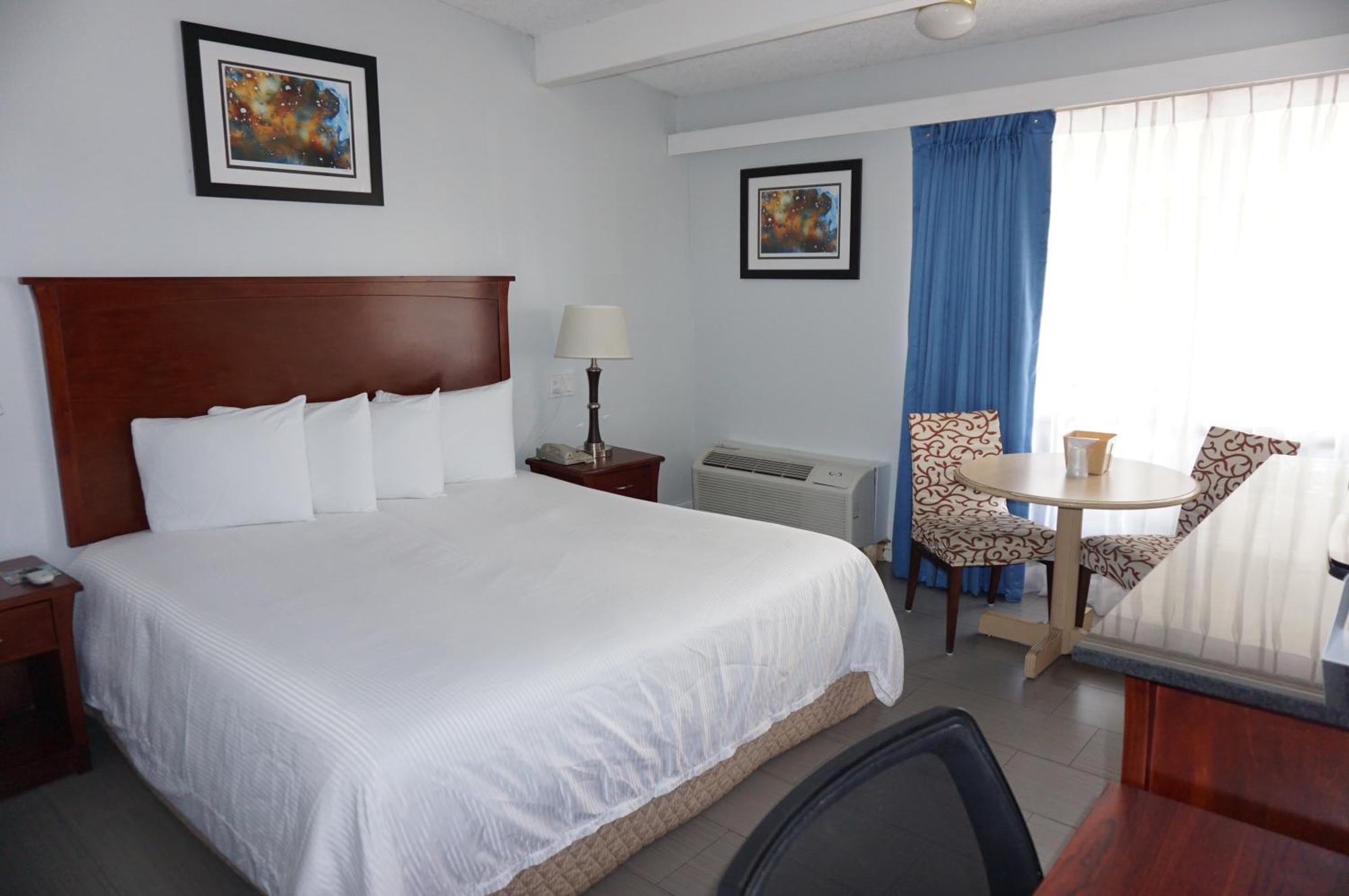 Habitación con cama extragrande.