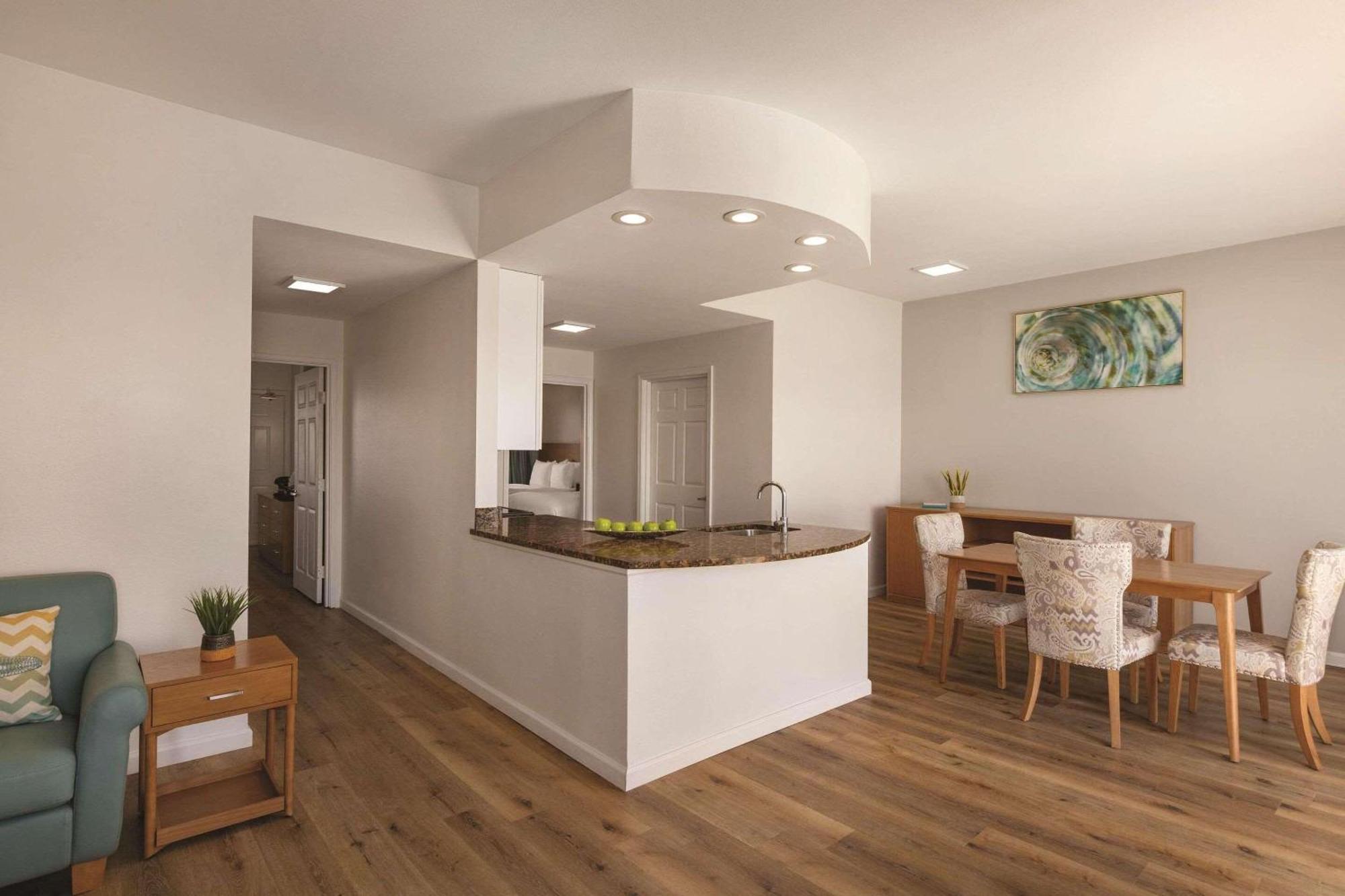 Two-Bedroom Penthouse Suite Four Double Beds Kitchen Living Room Sofa Bed & Whirlpool Non Smoking,1211603230:JPEG