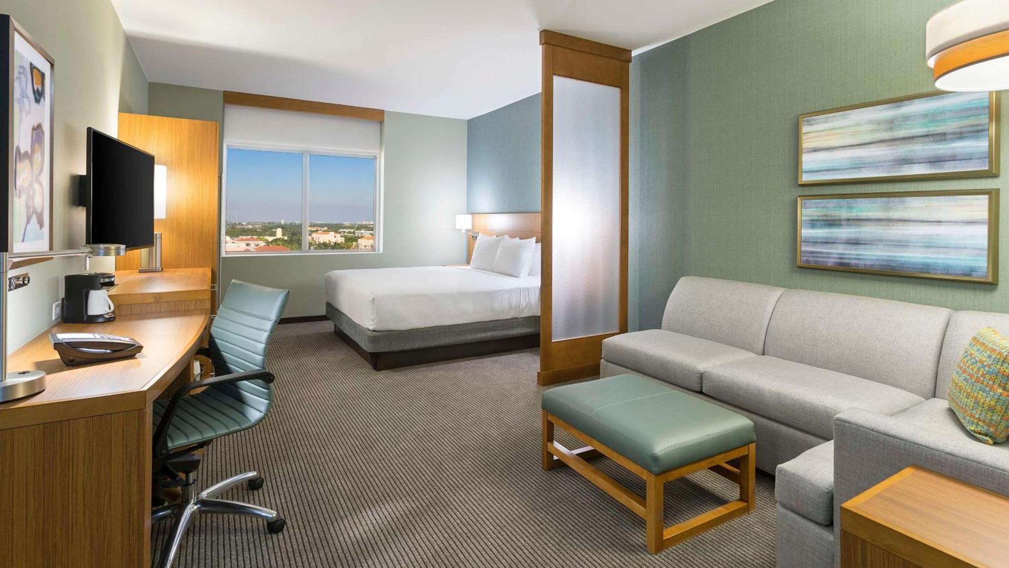 Quarto com Cama King-size e Sofá-cama