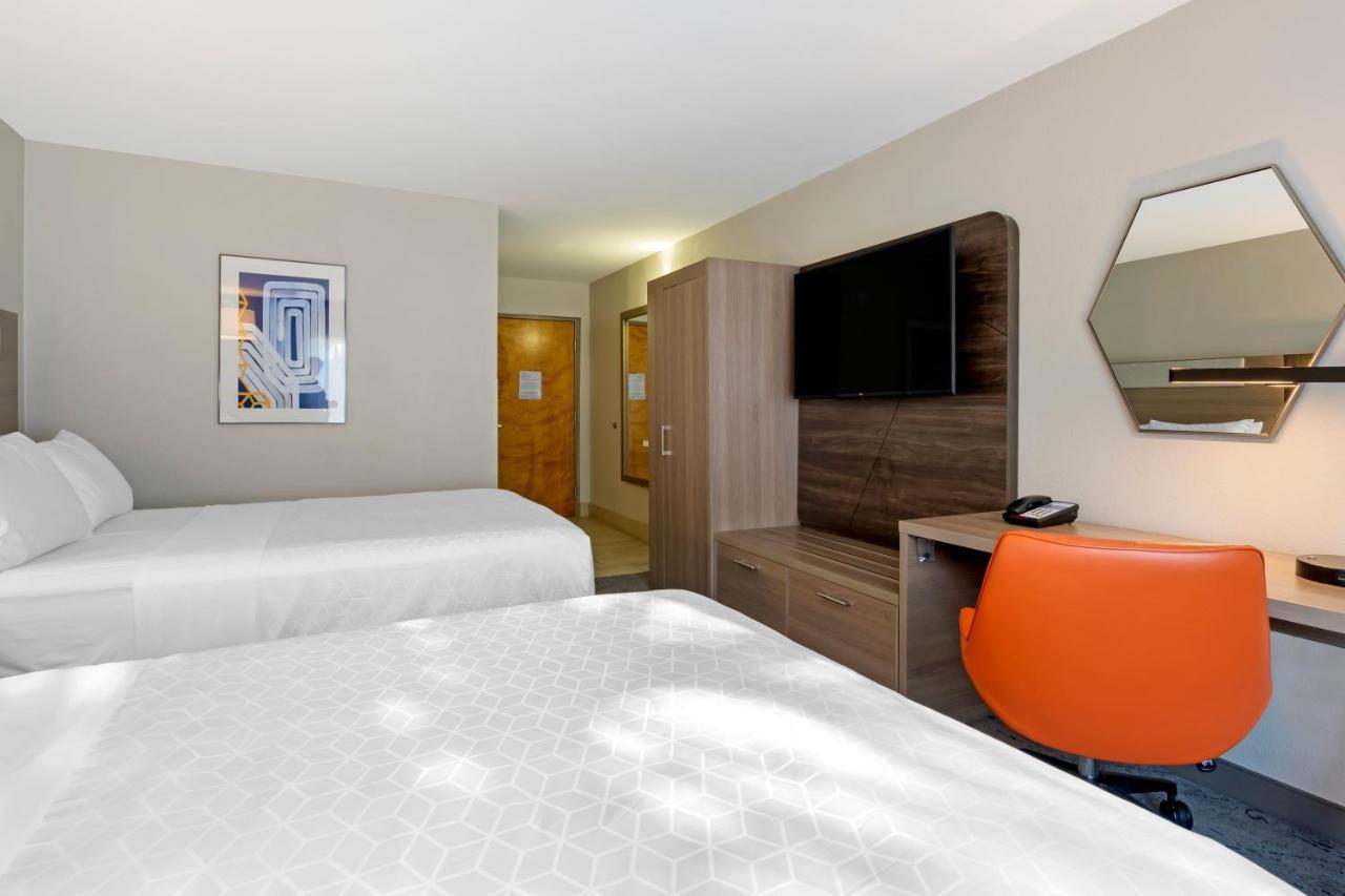 Standard Queen Room with Two Queen Beds and Mobility Accessible Tub