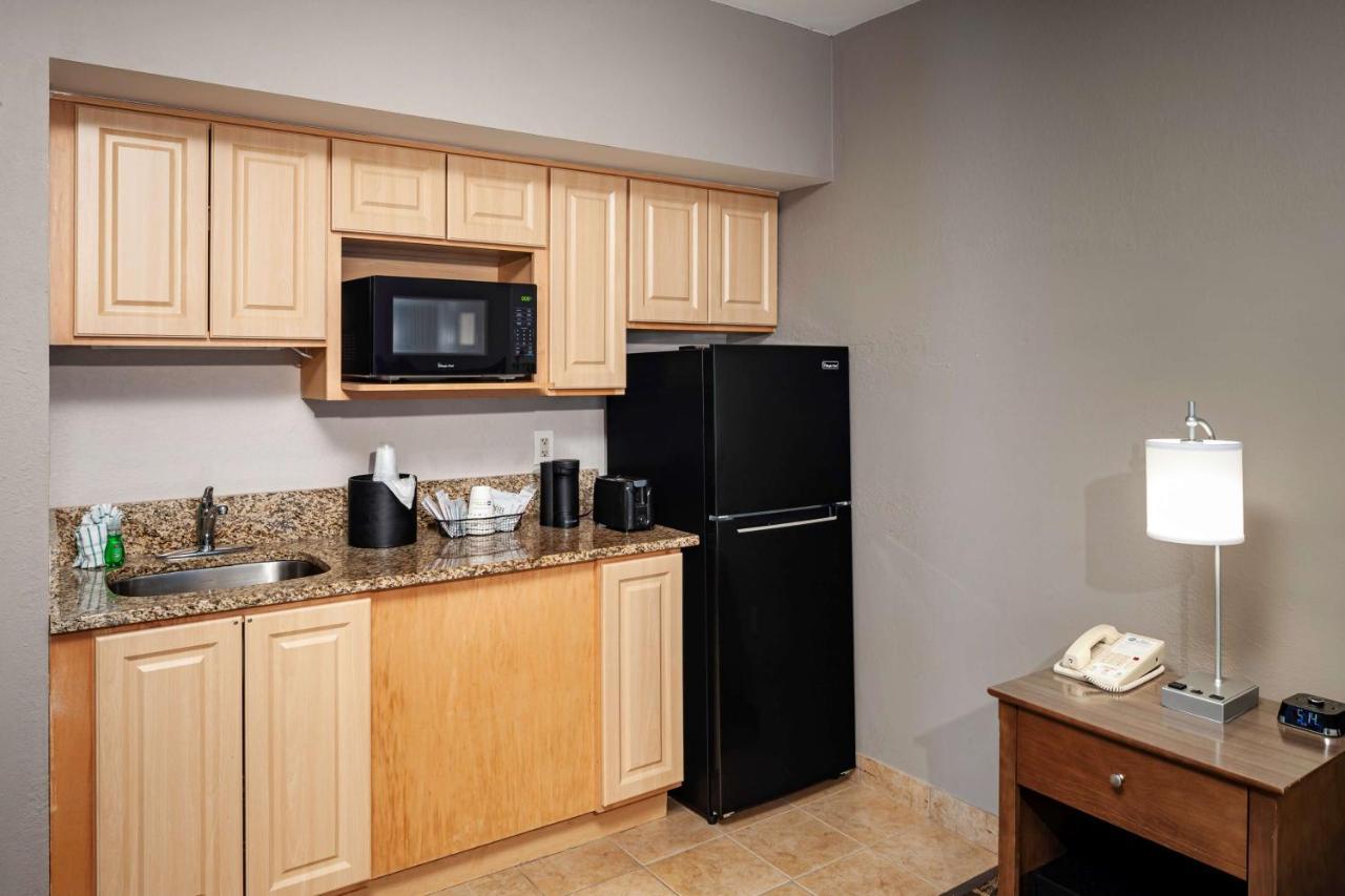 One-Bedroom King Suite with Balcony and Oceanfront,1273307338:JPEG