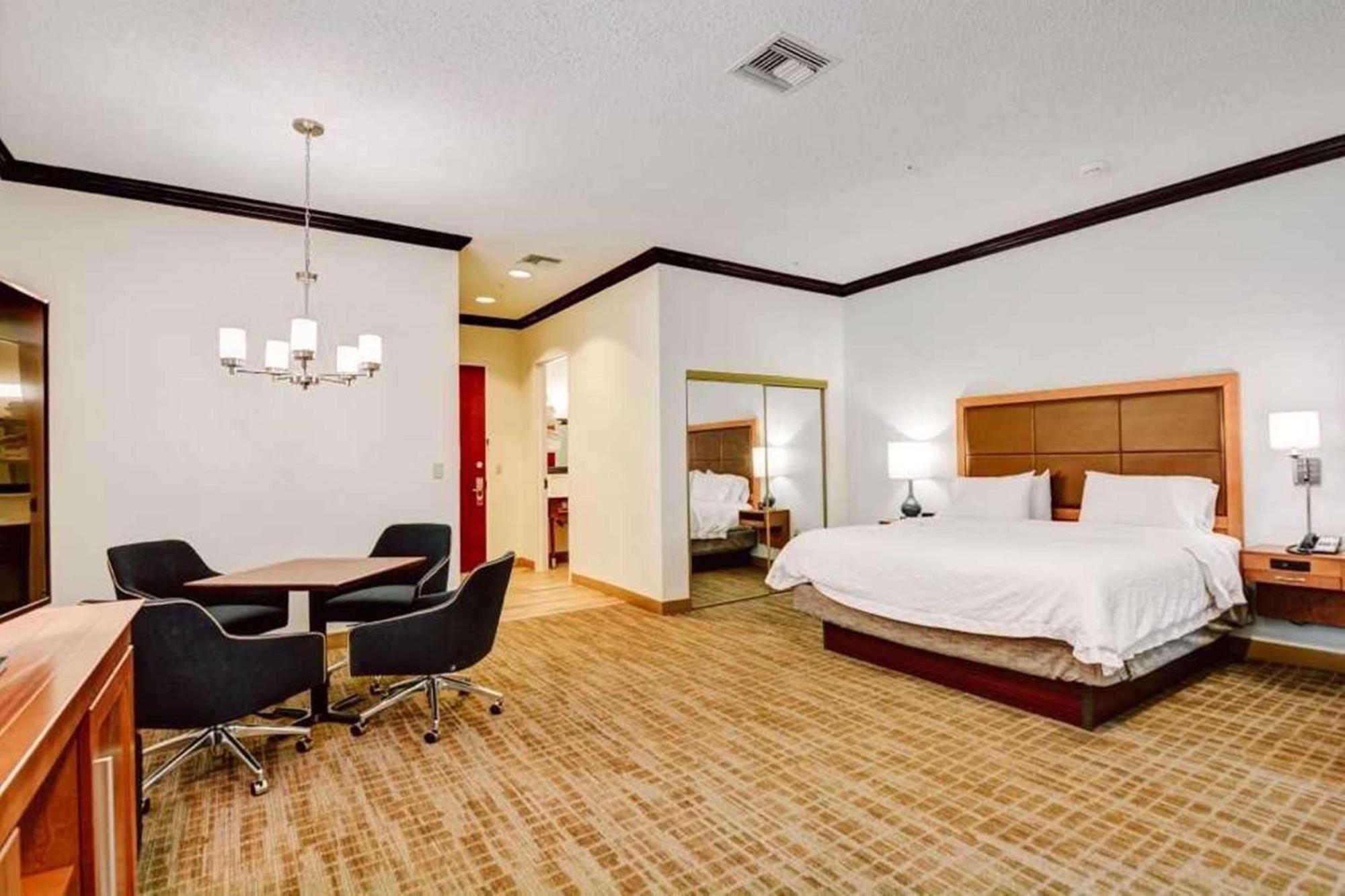 Deluxe King Room - Non-Smoking