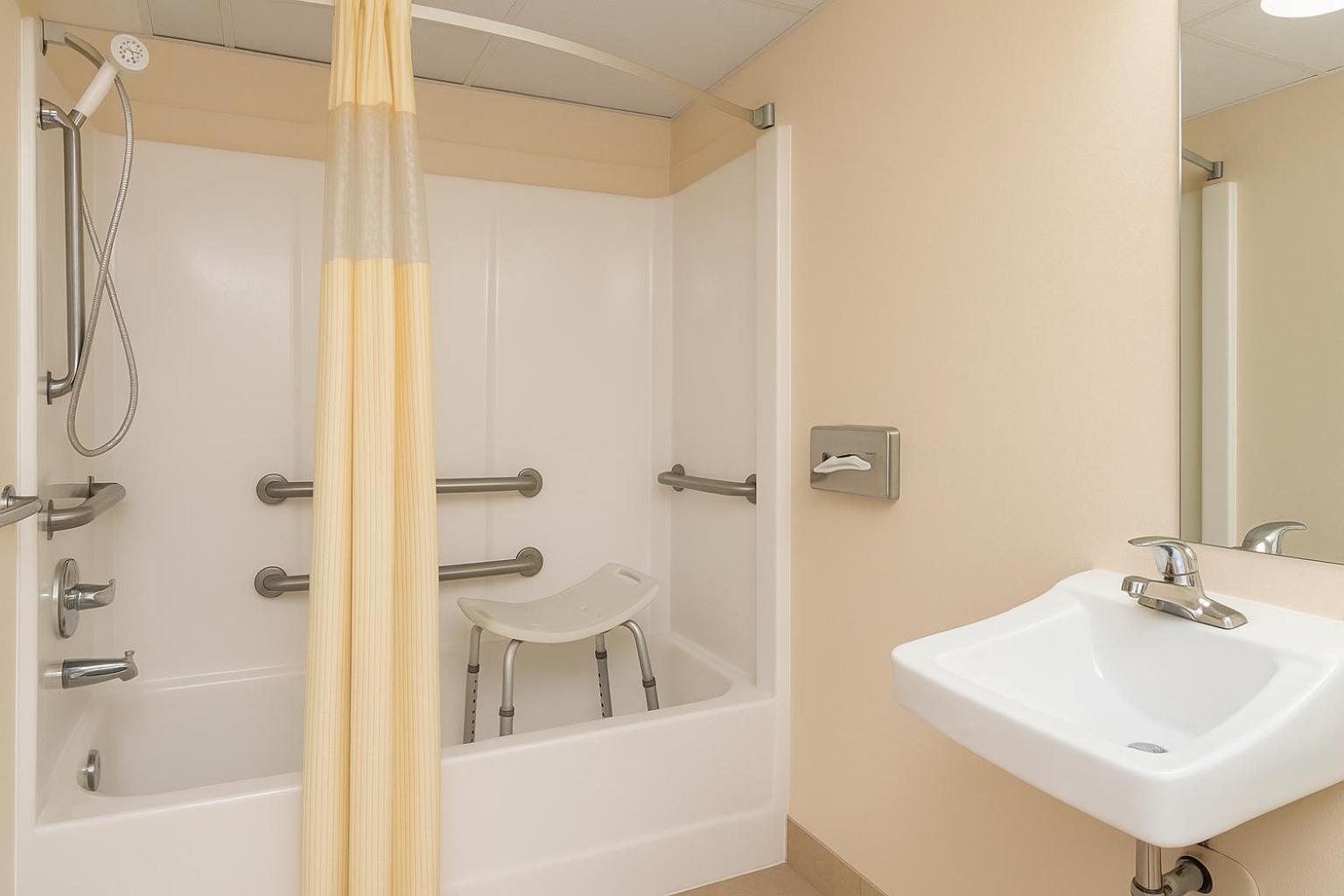 Queen Room Bathtub Grab Bars Mobility Access or Non-Smoking,1687466742:JPEG
