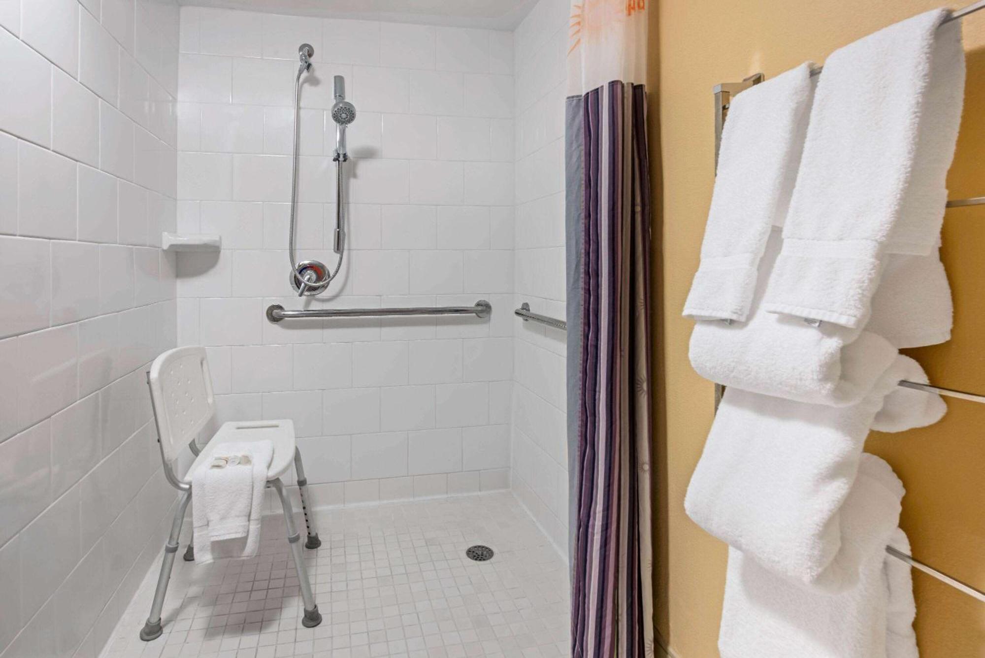 Zimmer mit Kingsize-Bett und Badewanne – barrierefrei, Nichtraucher