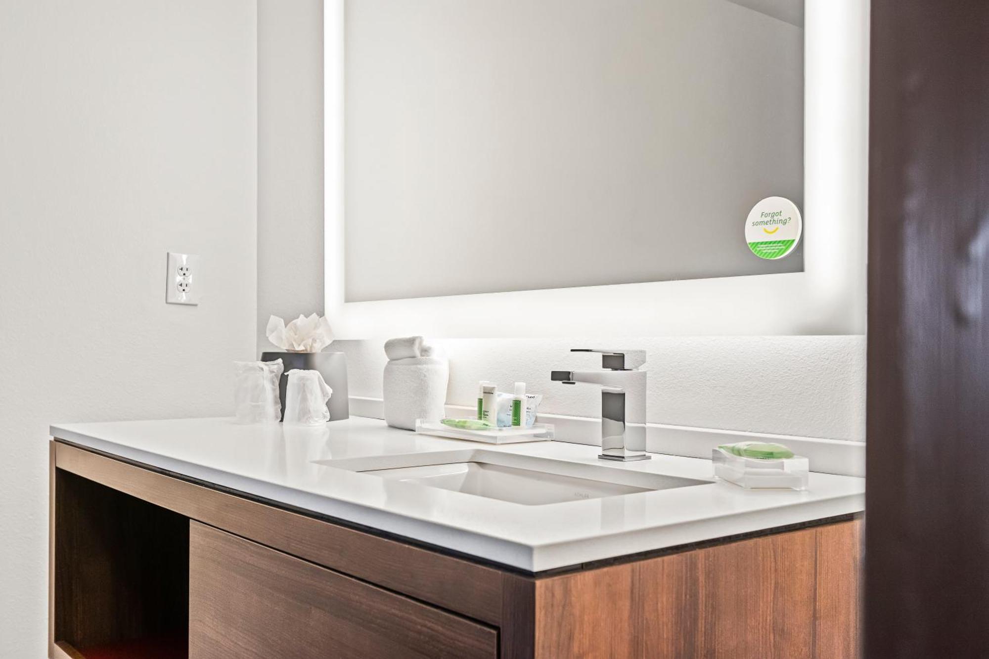 Deluxe King Room - Non-Smoking