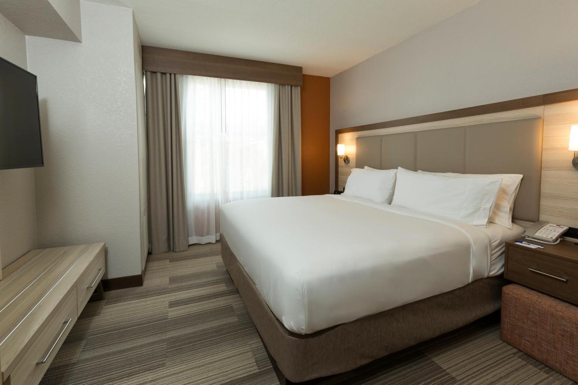 Chambre Lit King-Size Standard avec Douche Accessible en Fauteuil Roulant - Accessible aux Personnes à Mobilité Réduite et aux Malentendants