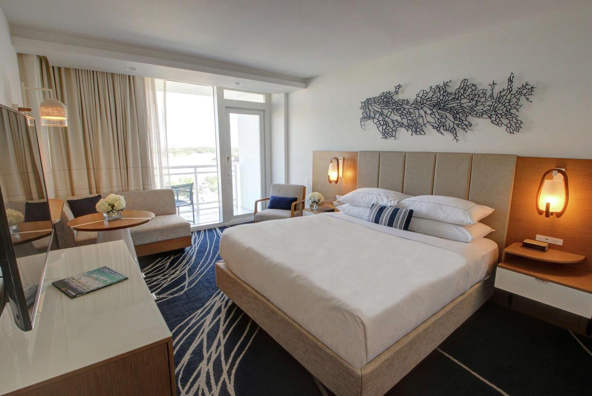 Habitación con cama extragrande, balcón y vistas al puerto de cruceros