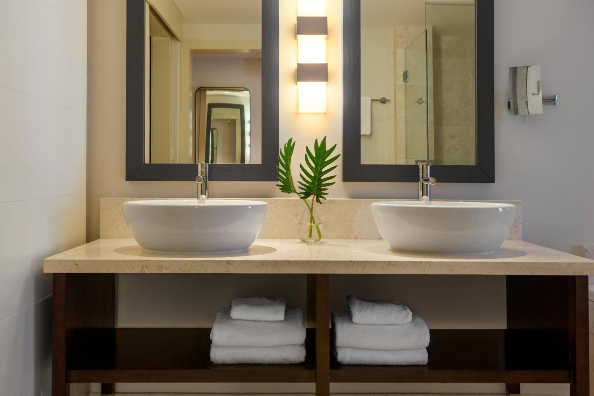 Quarto com Cama King-size e Vista da Cidade - Piso Superior