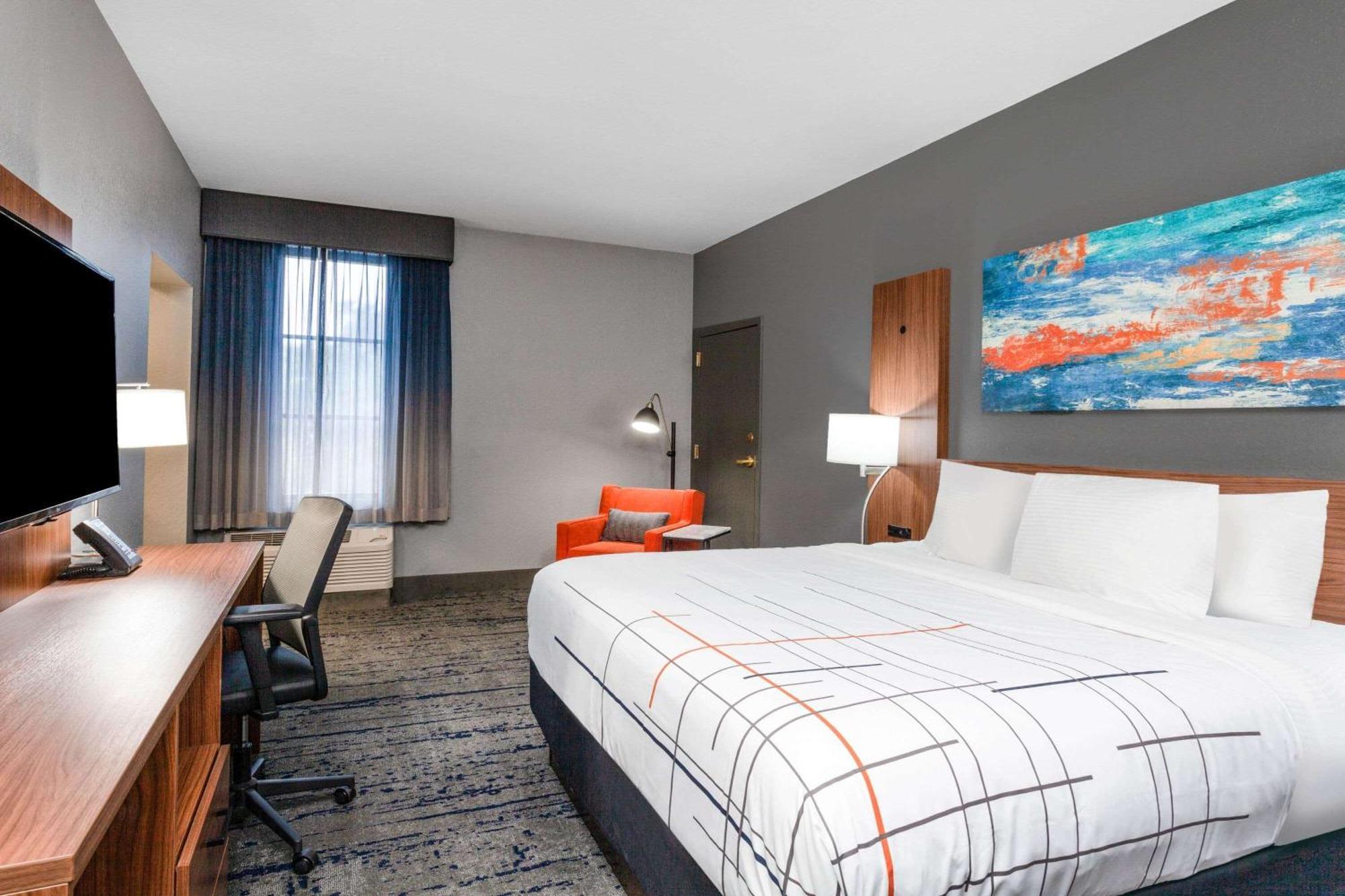Deluxe Studio Suite with One King Bed and Kitchenette - Non-Smoking