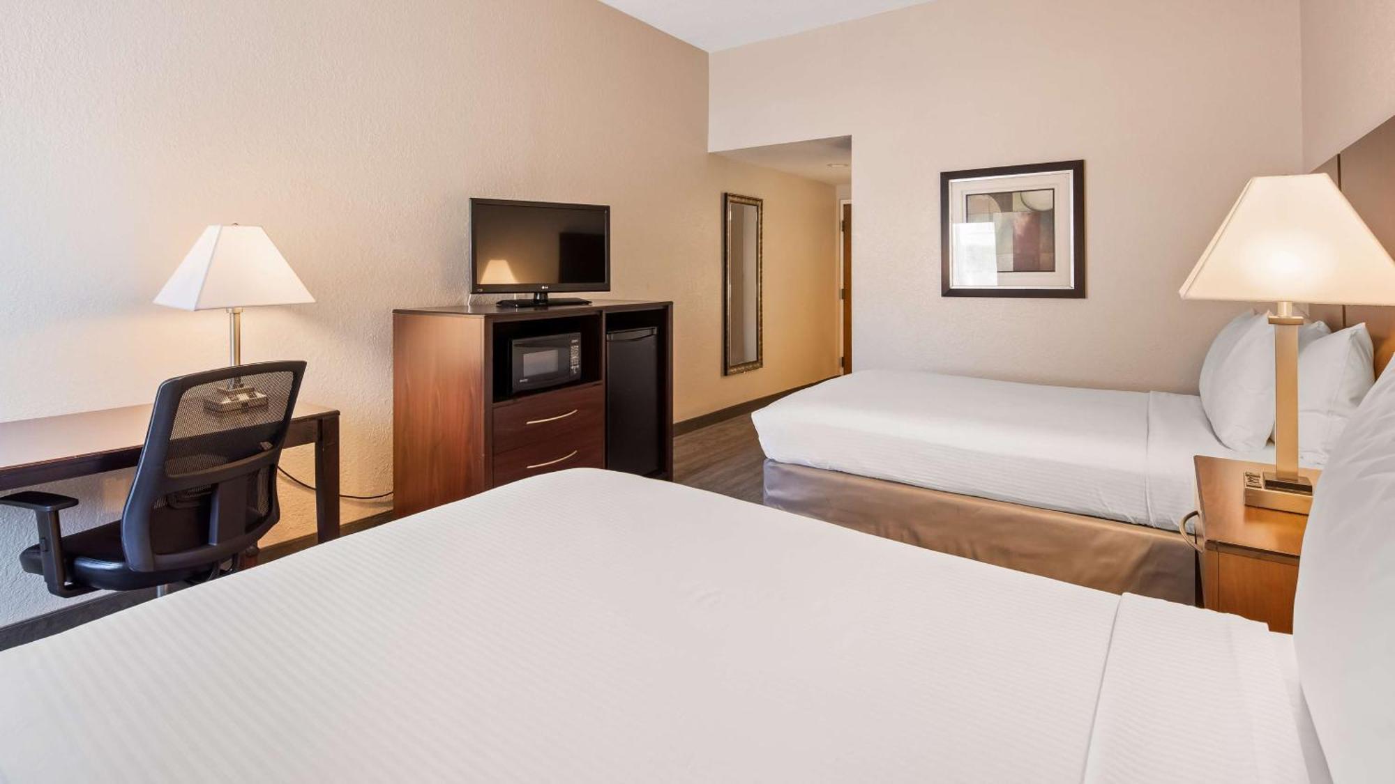 Doppelzimmer mit 2 Doppelbetten und barrierefreier Dusche - rollstuhlgerecht