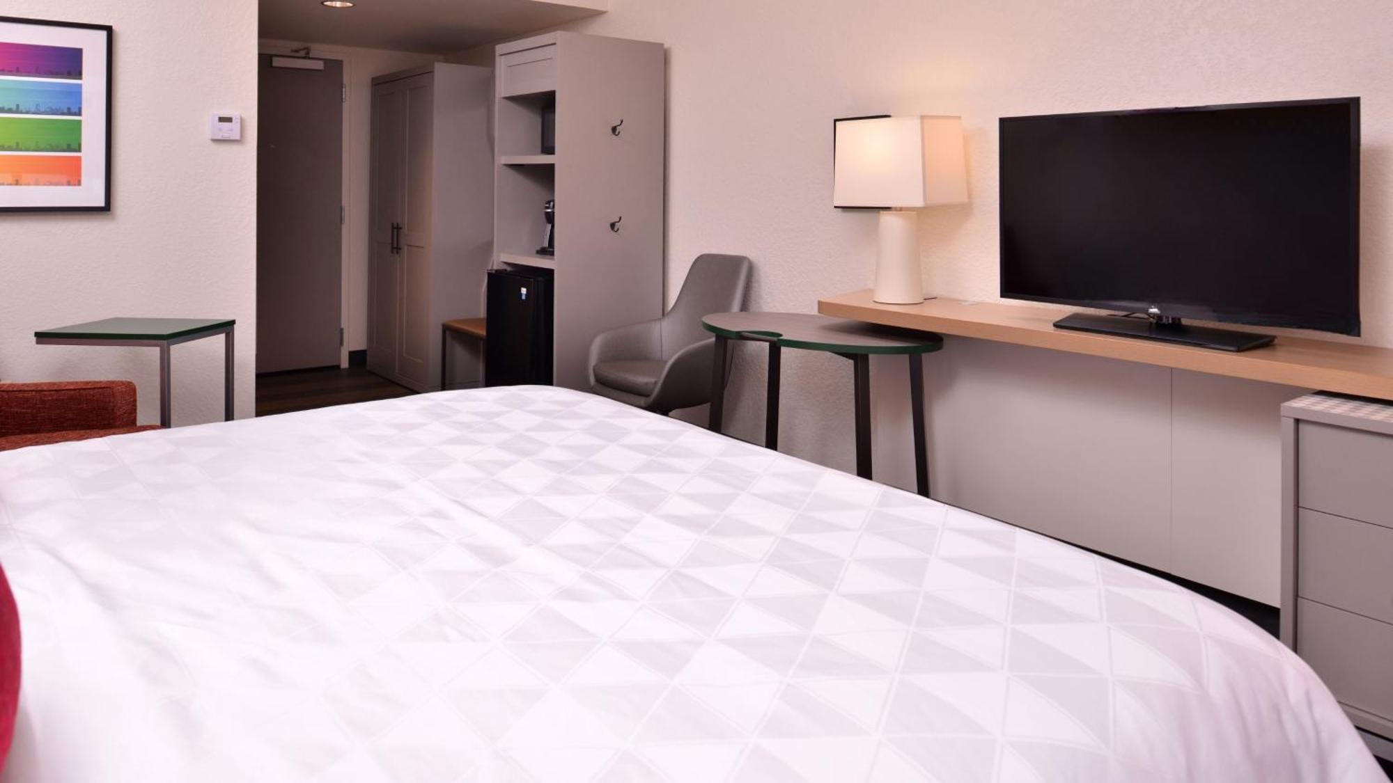 Chambre Lit King-Size - Accessible aux Personnes à Mobilité Réduite / Adapté aux Malentendants