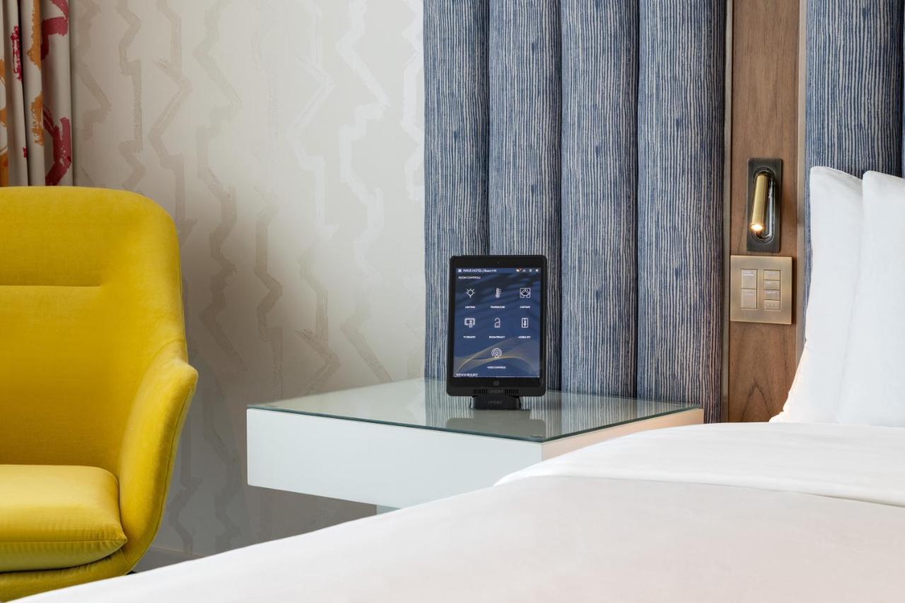 Chambre Lit King-Size avec Balcon - Accessible aux Personnes à Mobilité Réduite