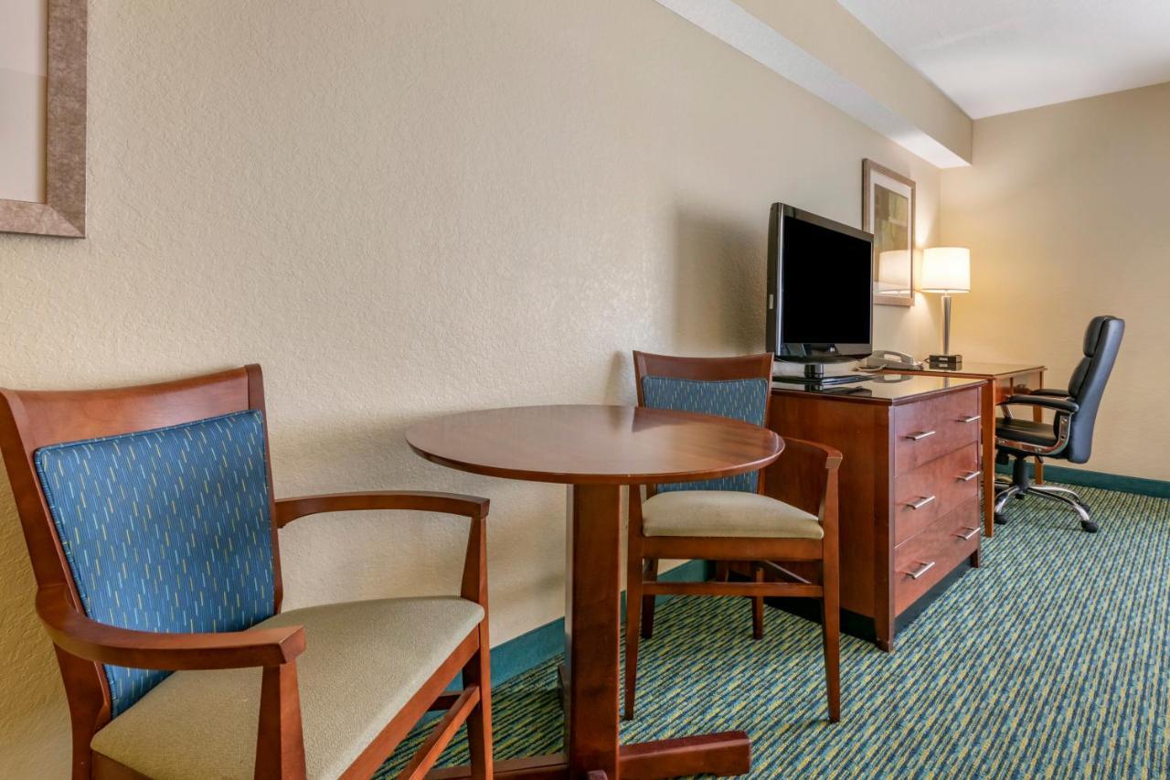 Queen Room with Two Queen Beds - Pool Side