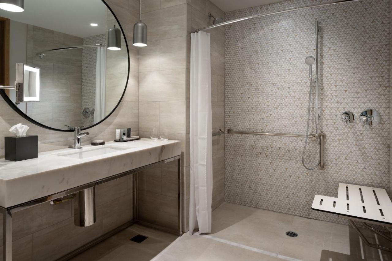 Superior Corner King Room with Roll-In Shower and Harbour View - Mobility and Hearing Accessible