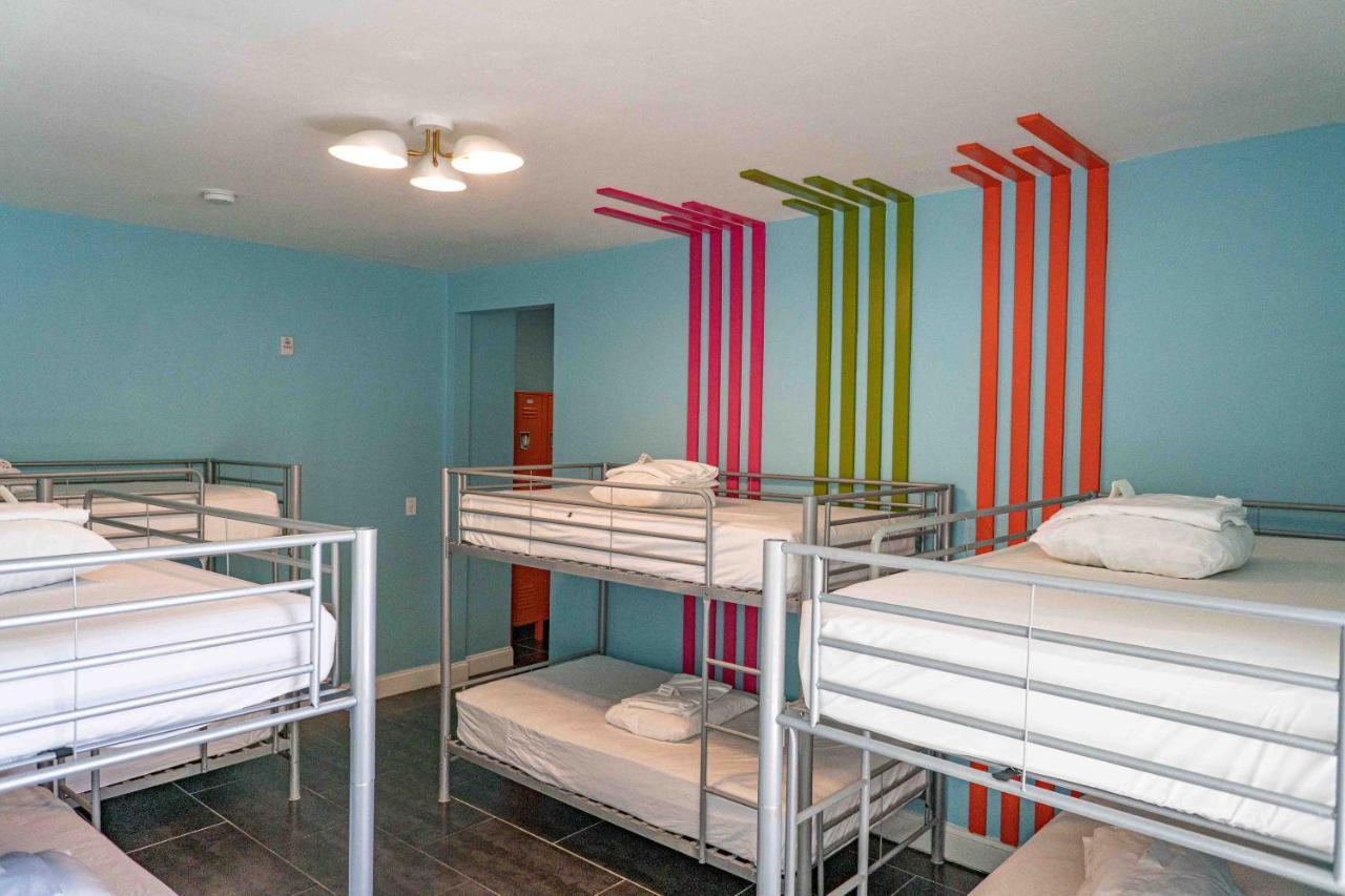 Cama de Solteiro em Dormitório Feminino de 8 Camas