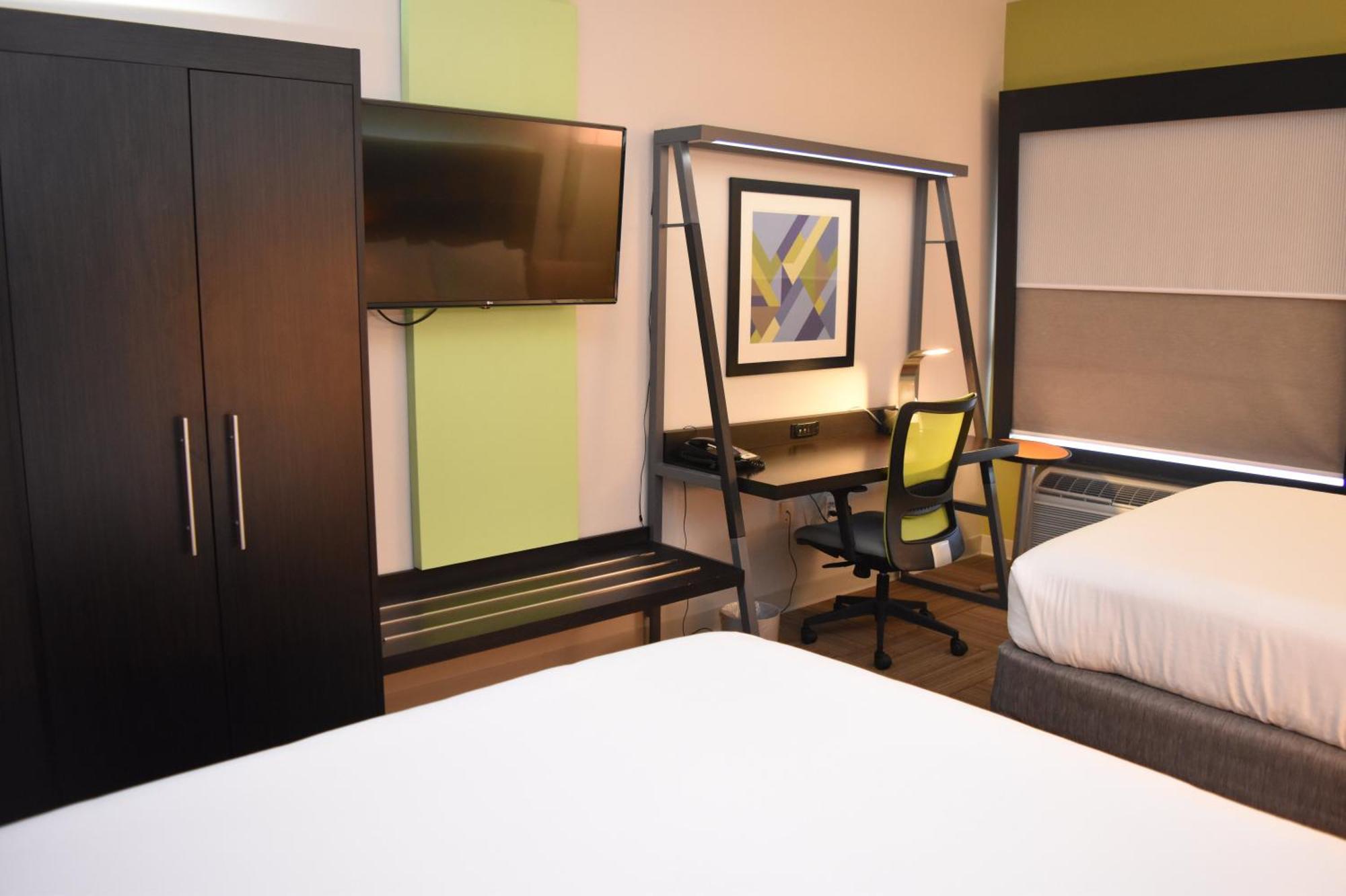 Standard Queen Room Two Queen Beds Mobility Accessible Tub