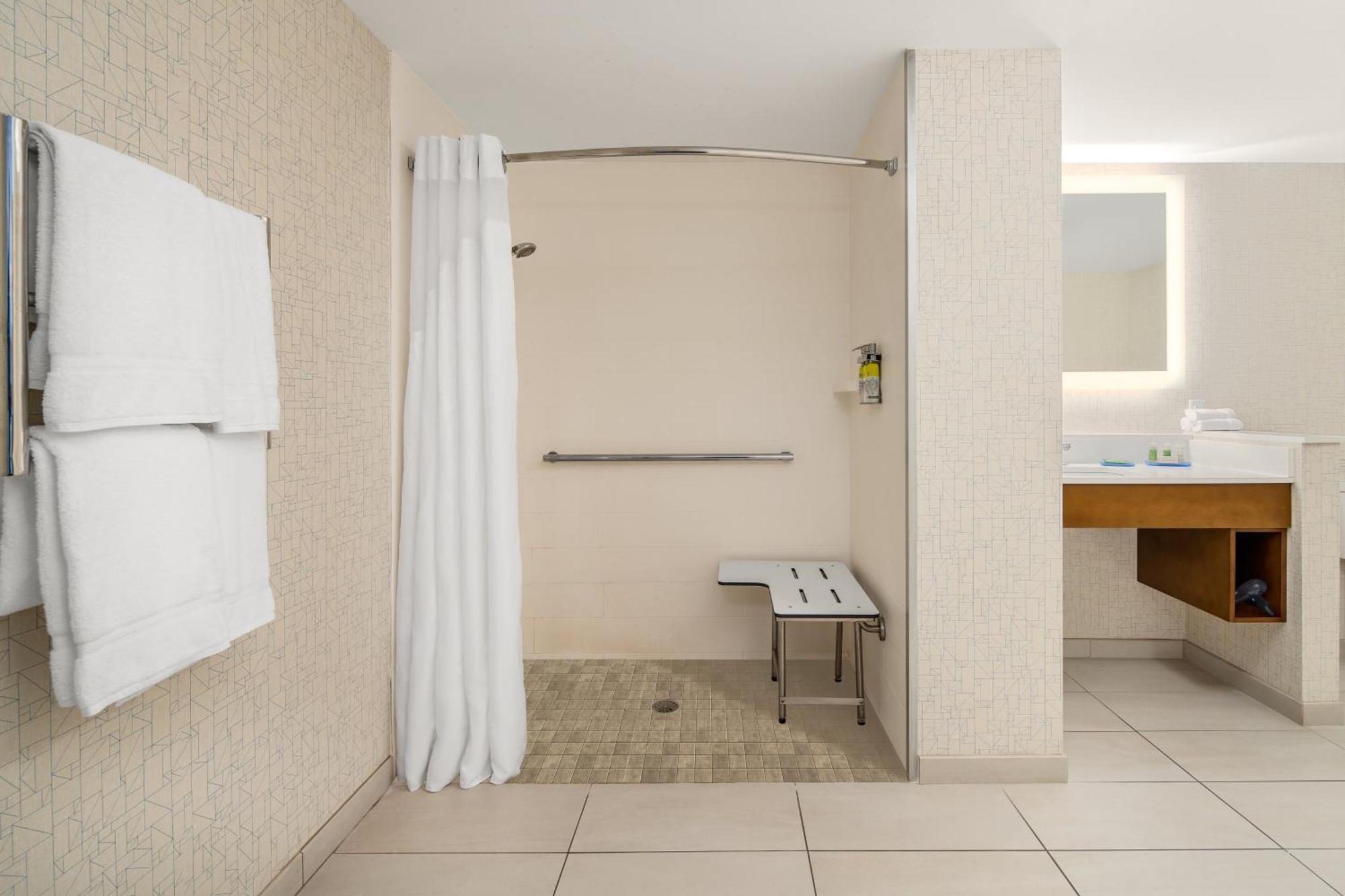 Quarto Queen com 2 Camas Queen e Chuveiro Acessível a Cadeirantes - Acessível para Hóspedes com Deficiência Auditiva - Não Fumantes