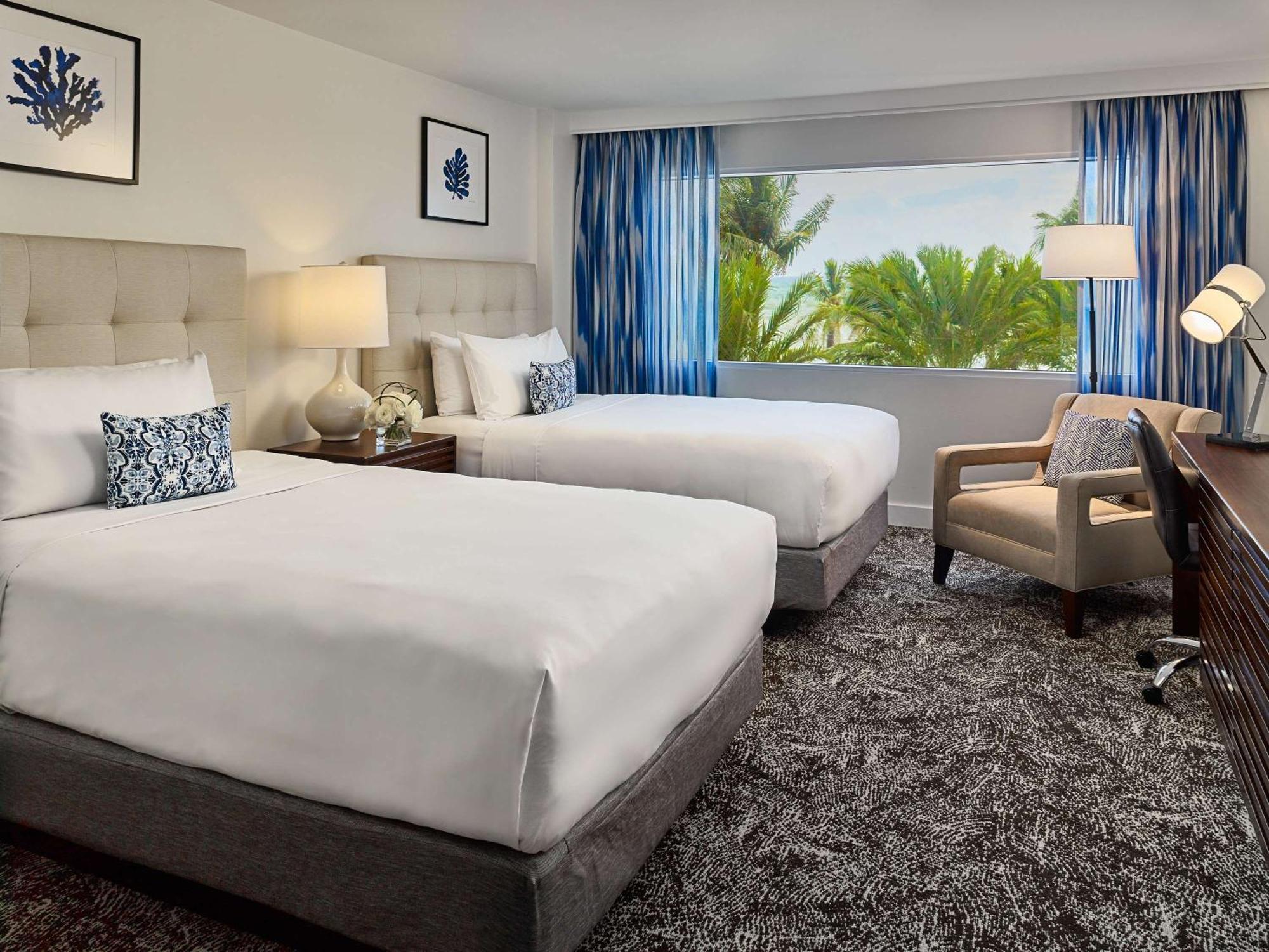Quarto Superior Deluxe com 2 Camas de Casal e Vista do Mar