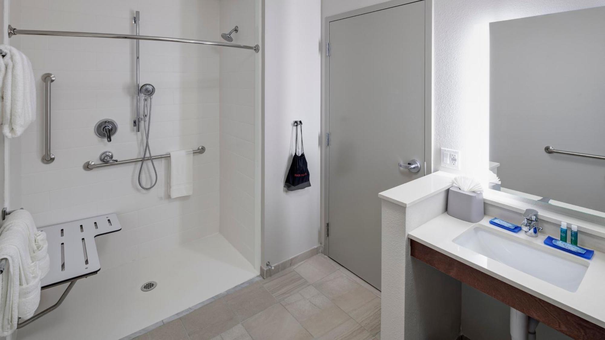 Habitación con cama extragrande y ducha a ras de suelo - adaptada para personas con discapacidad auditiva