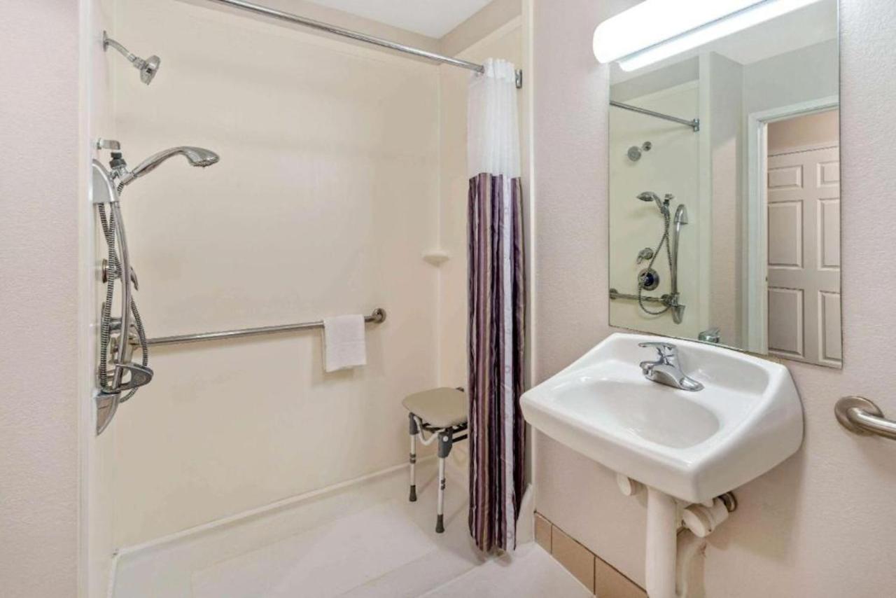 Queen Room Two Queen Beds Roll Shower Mobility or Hearing Accessible Non-Smoking,1533004525:JPEG