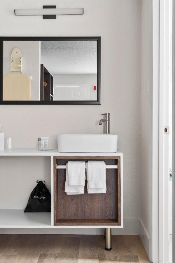 King Room with Mobility/Hearing Access and Roll-In Shower, Non-Smoking
