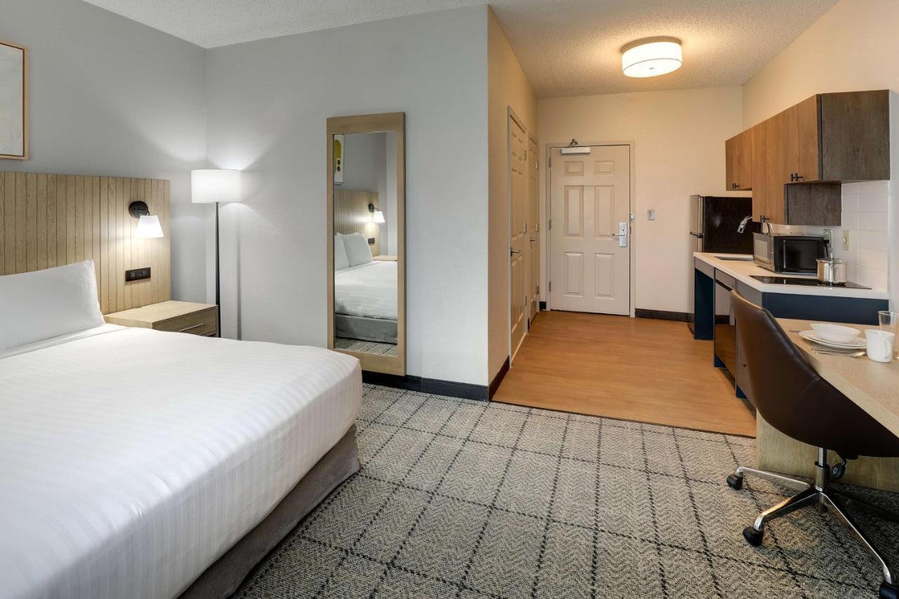 Studio Suite Queen with Roll-In Shower - Mobility Accessible