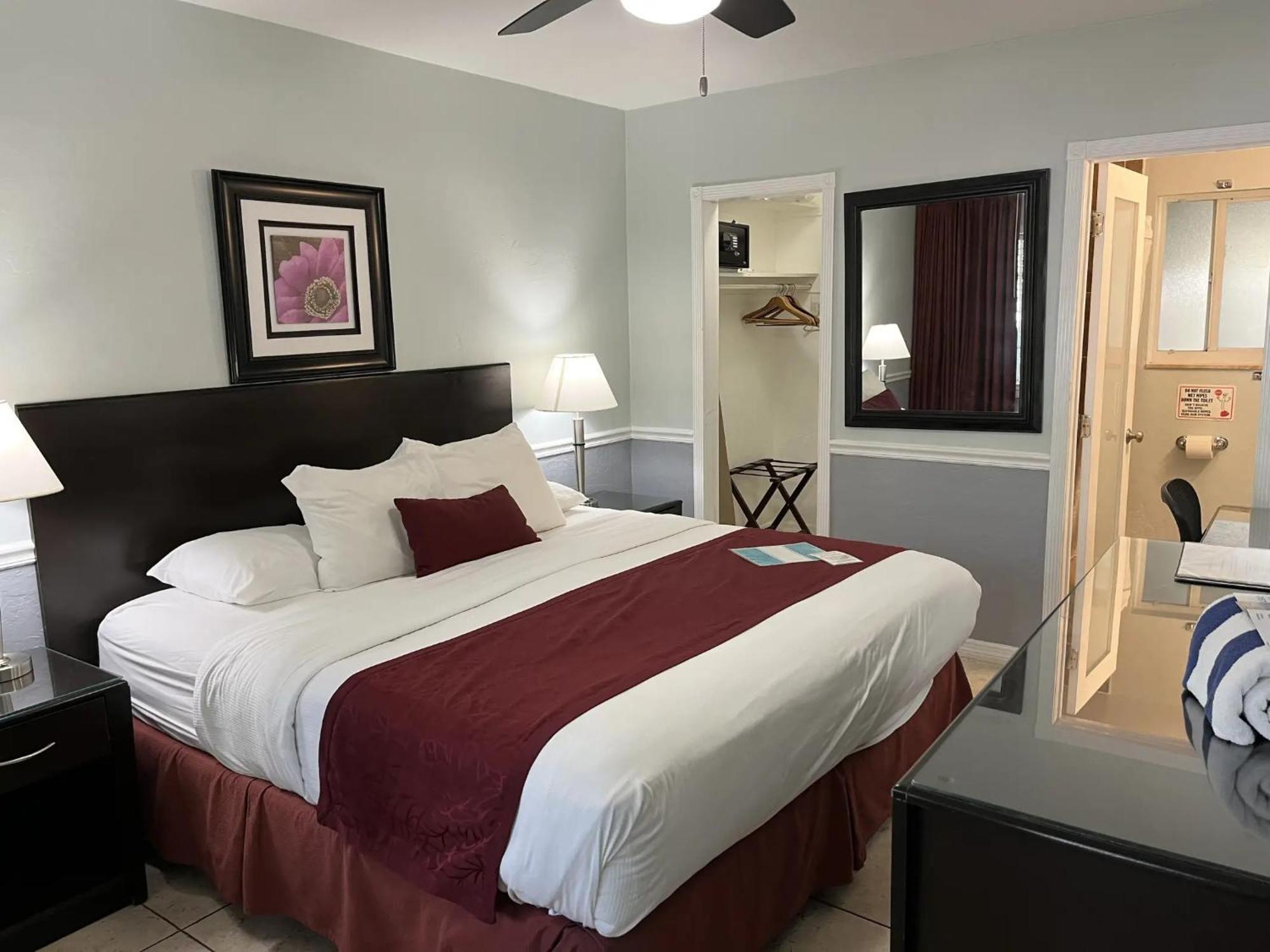 Habitación con cama extragrande y vistas al jardín