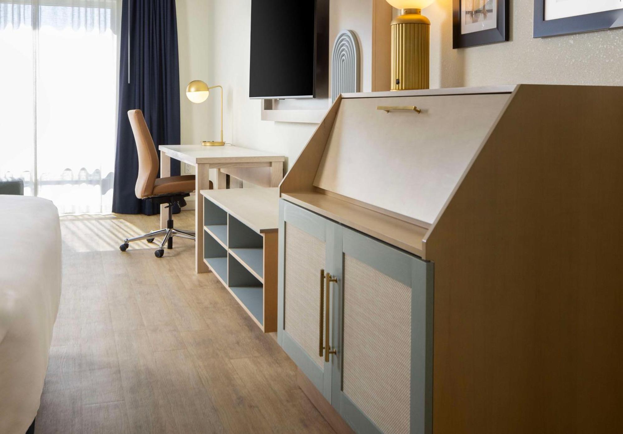 Deluxe King Room,1499423527:JPEG