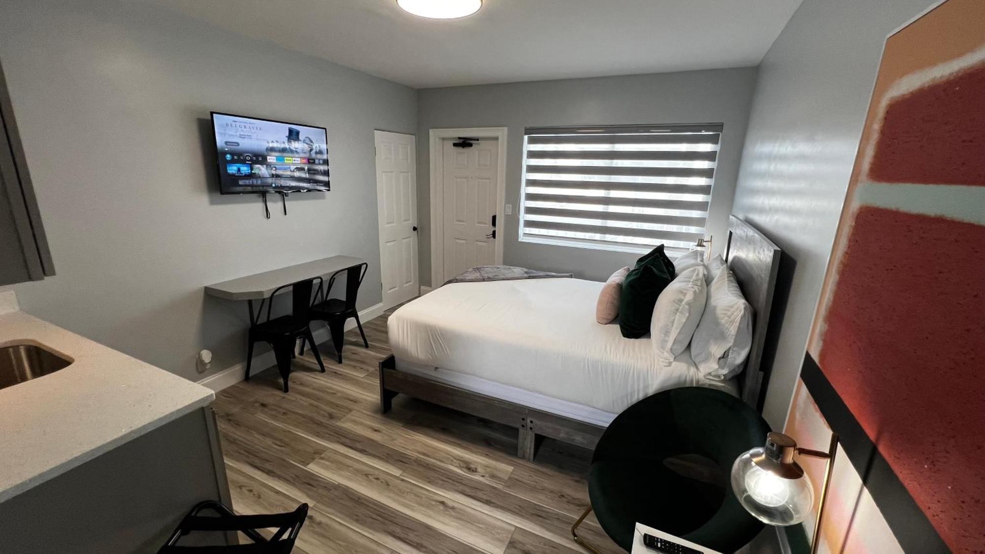 Deluxe Queen Suite
