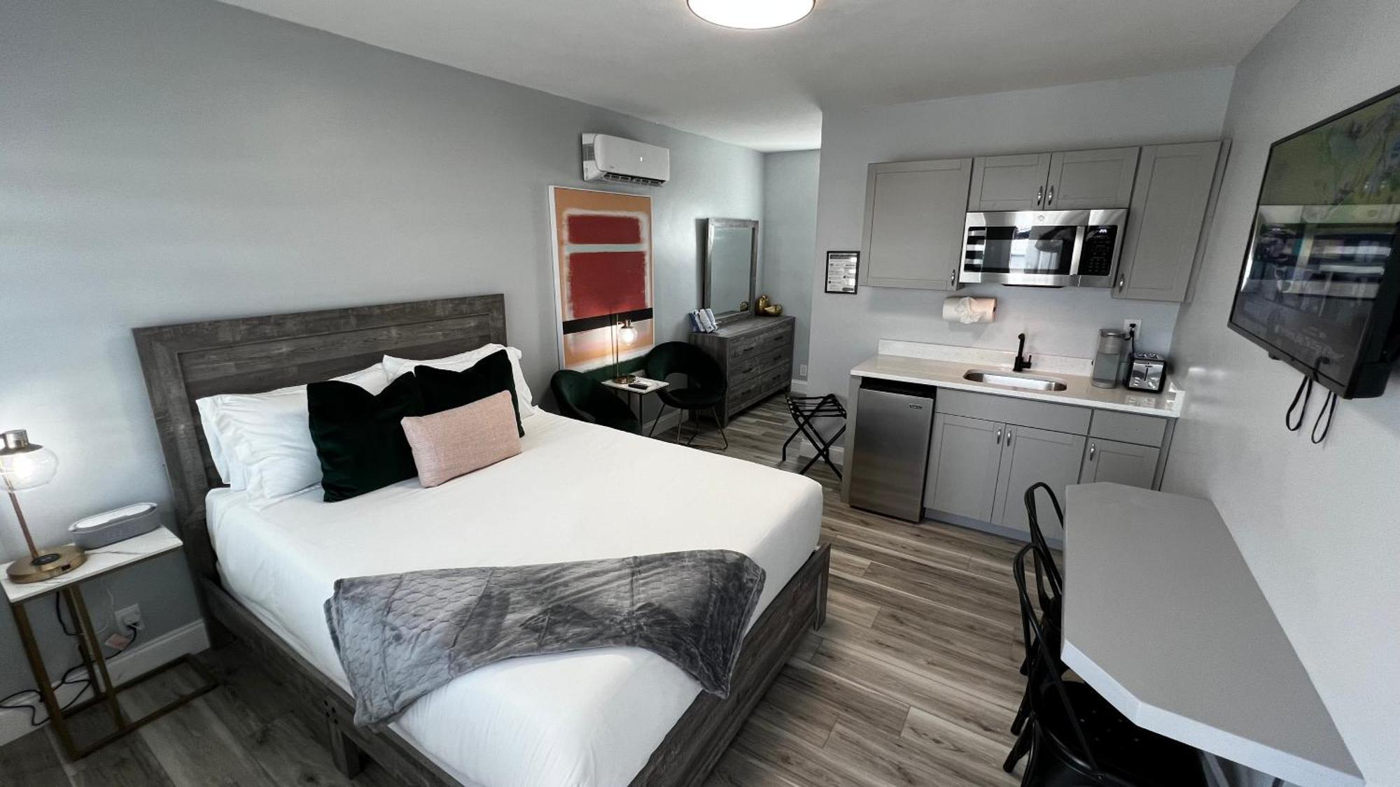 Deluxe Queen Suite