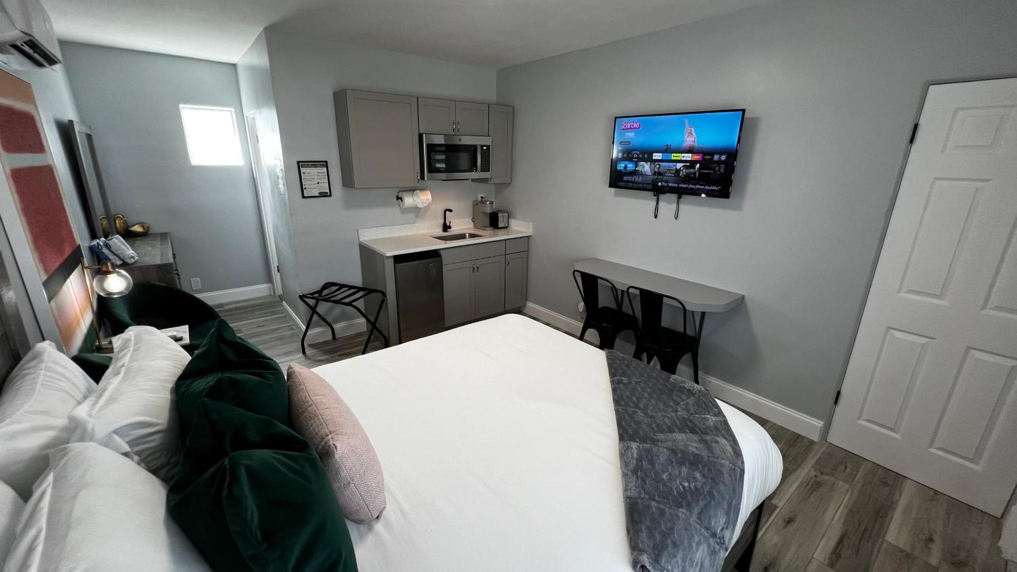 Deluxe Queen Suite