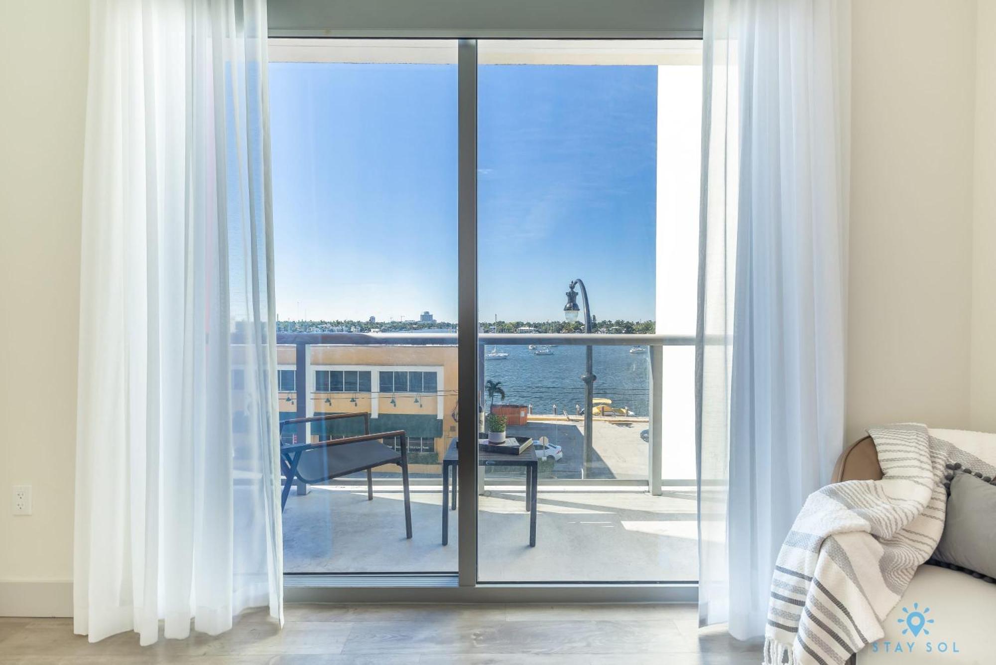 Studio Balcony Bay View