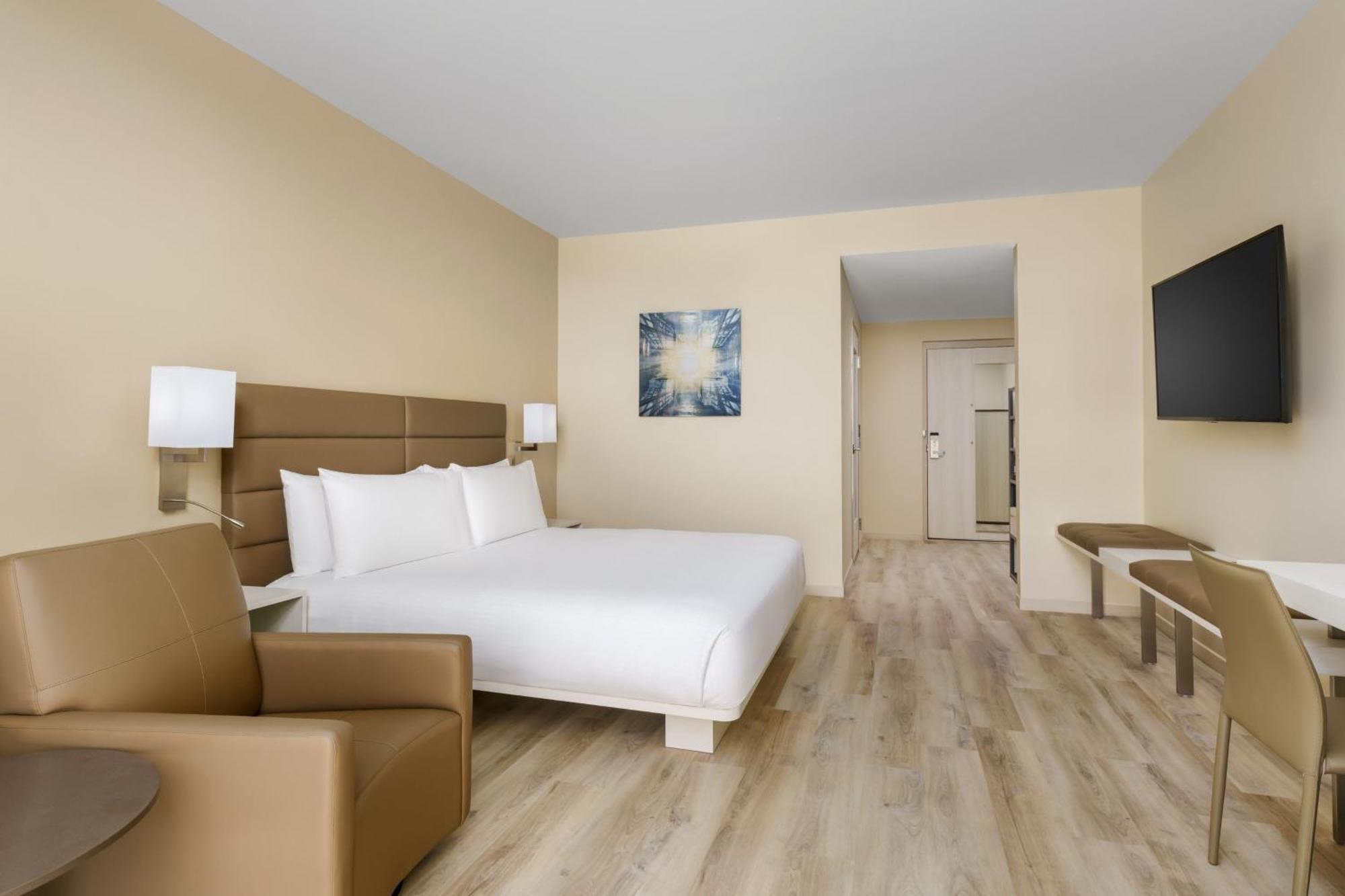 King Room with Transfer Shower and Roll-In Shower - Mobility Access/Hearing Accessible