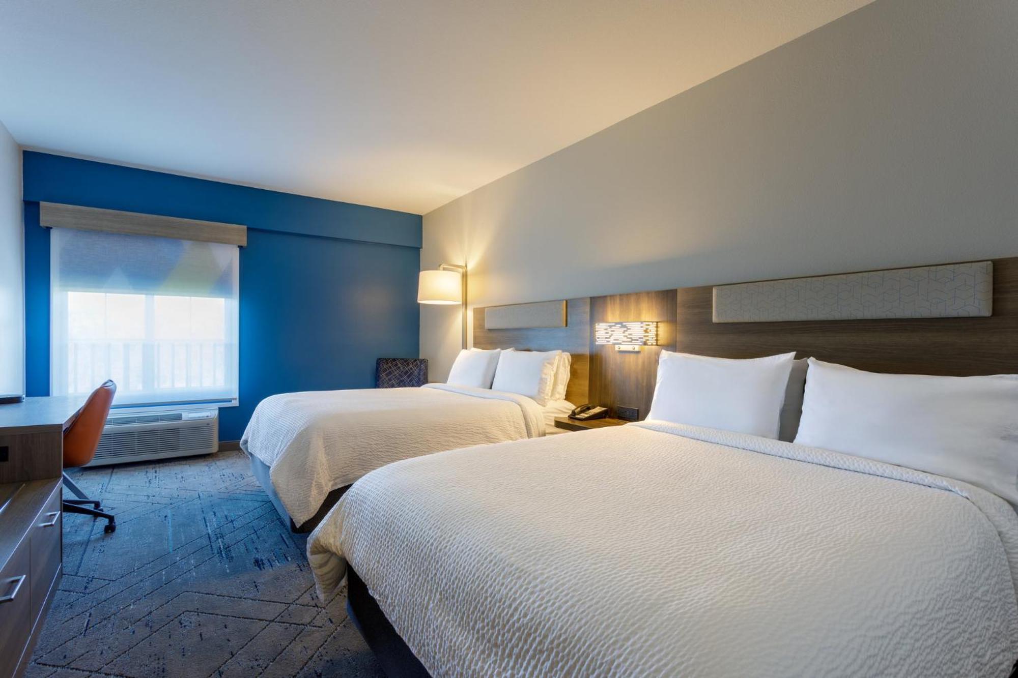 Queen Room Two Queen Beds Hearing Accessible Roll Shower or Non-Smoking,1537849525:JPEG
