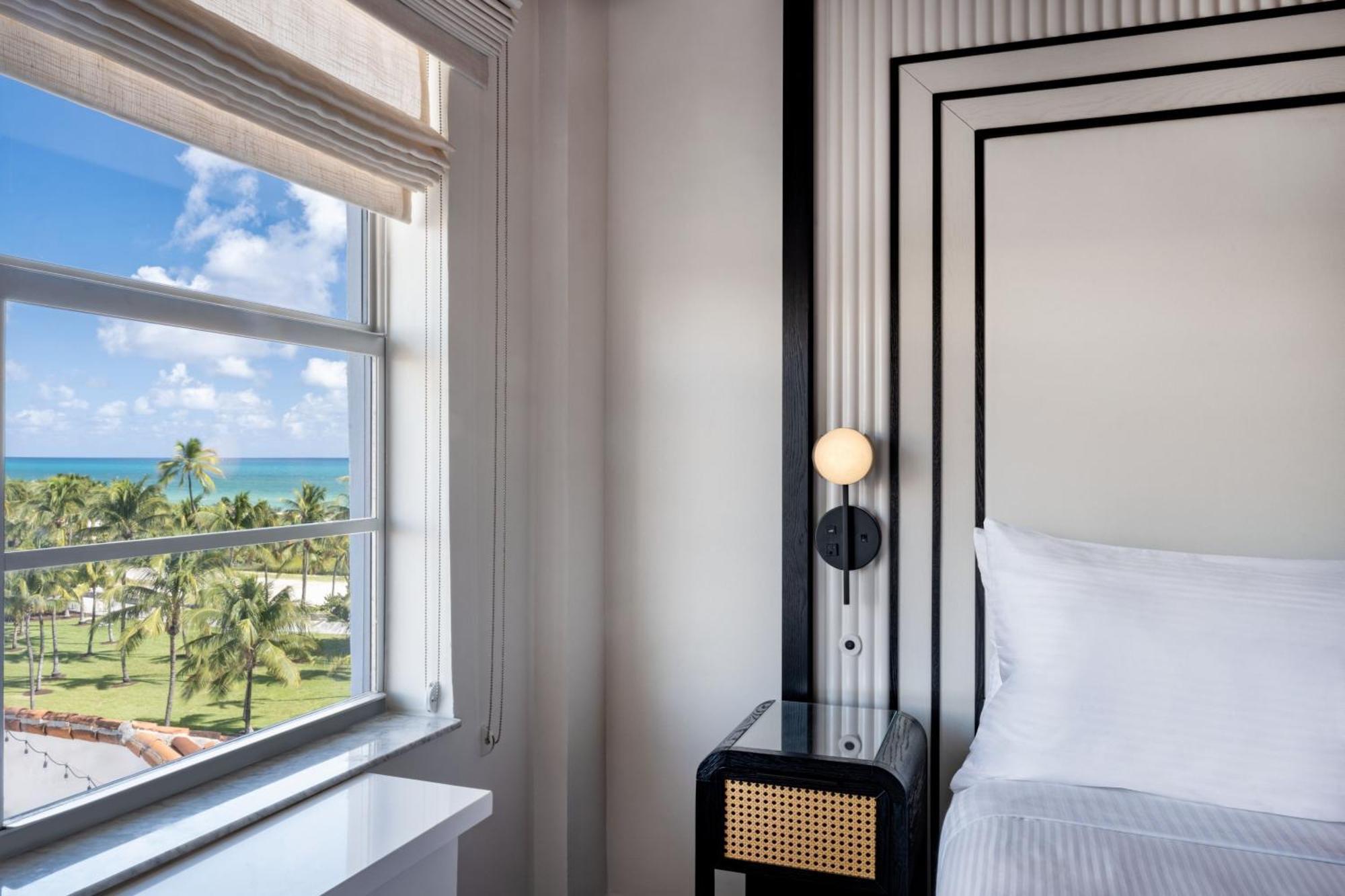 Chambre Lit King-Size Deluxe - Vue Partielle sur Océan