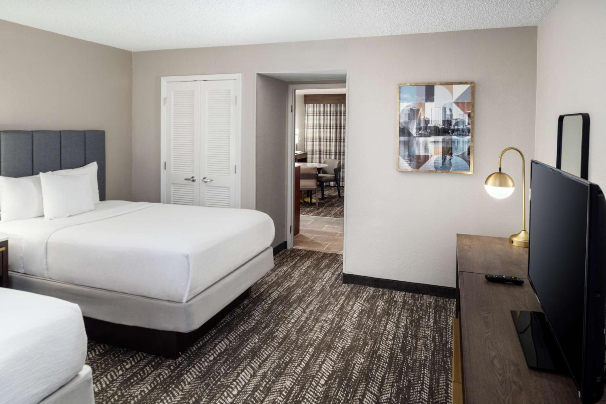 One-Bedroom Double Suite with Two Double Beds with Lake View - Non-Smoking