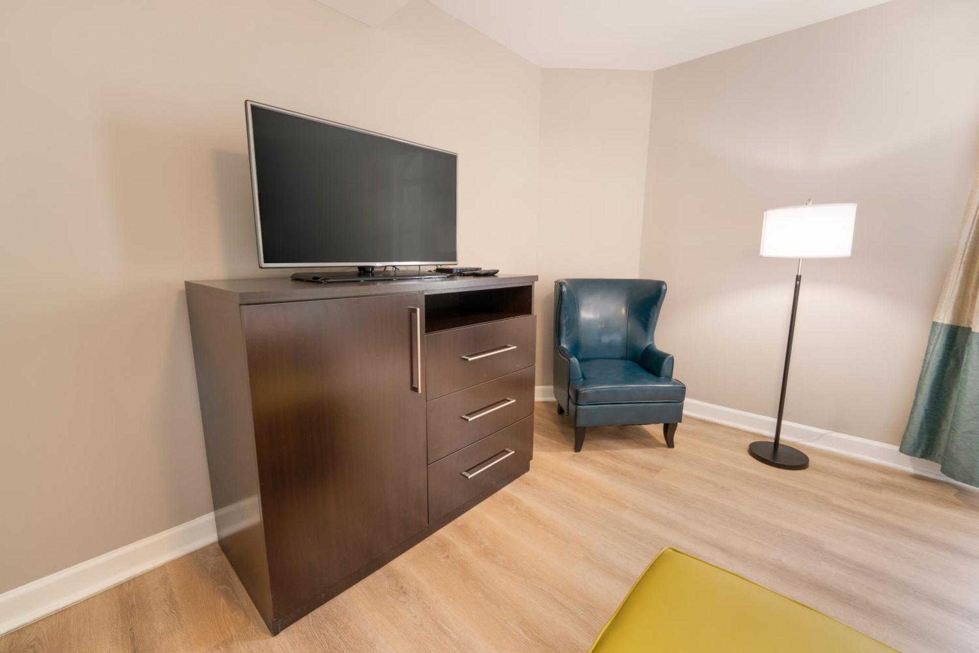 King Suite with Kitchen and Balcony - Non-Smoking