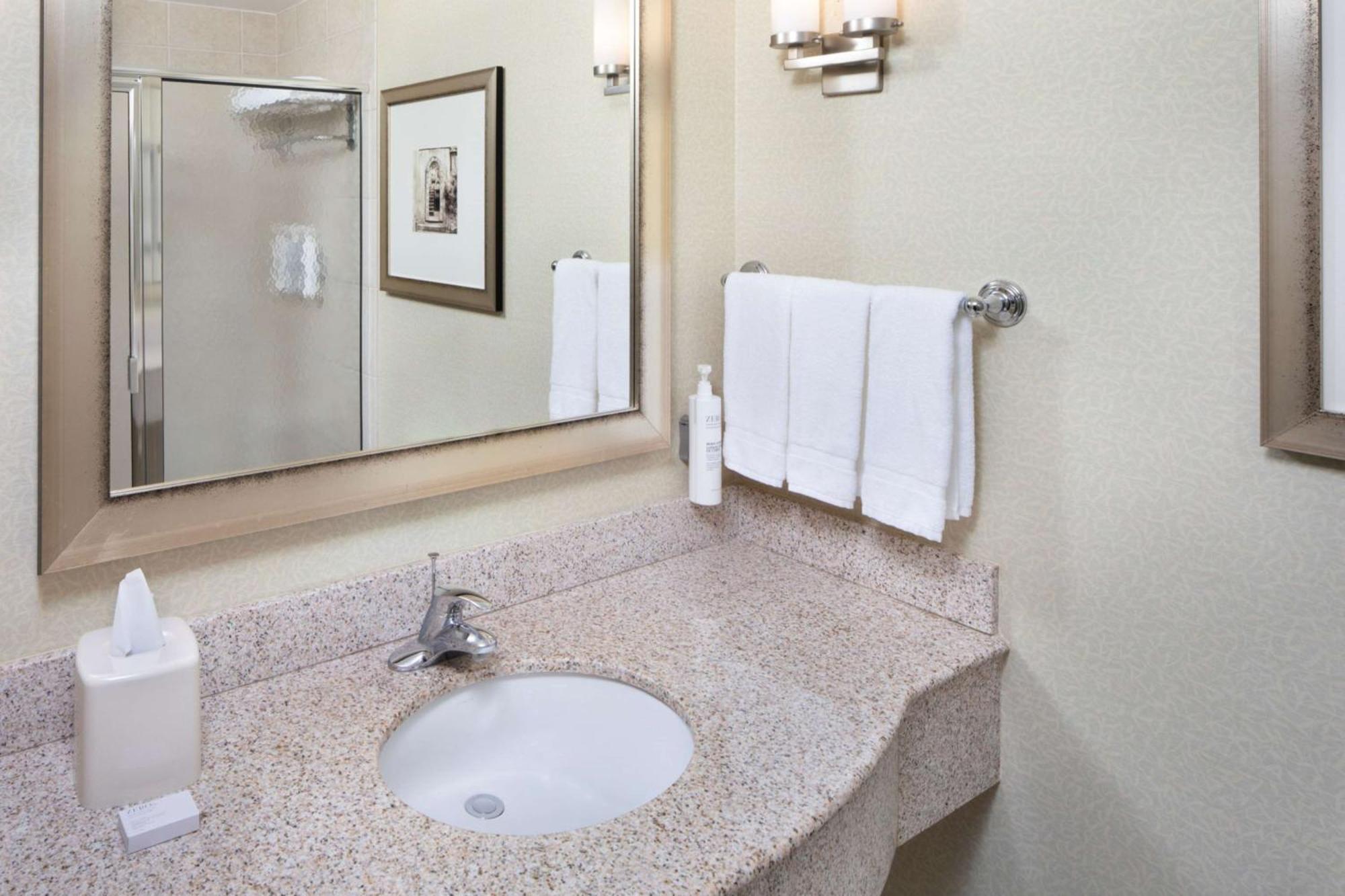 Chambre avec 2 Lits Queen-Size et Douche Accessible en Fauteuil Roulant - Accessible aux Personnes à Mobilité Réduite
