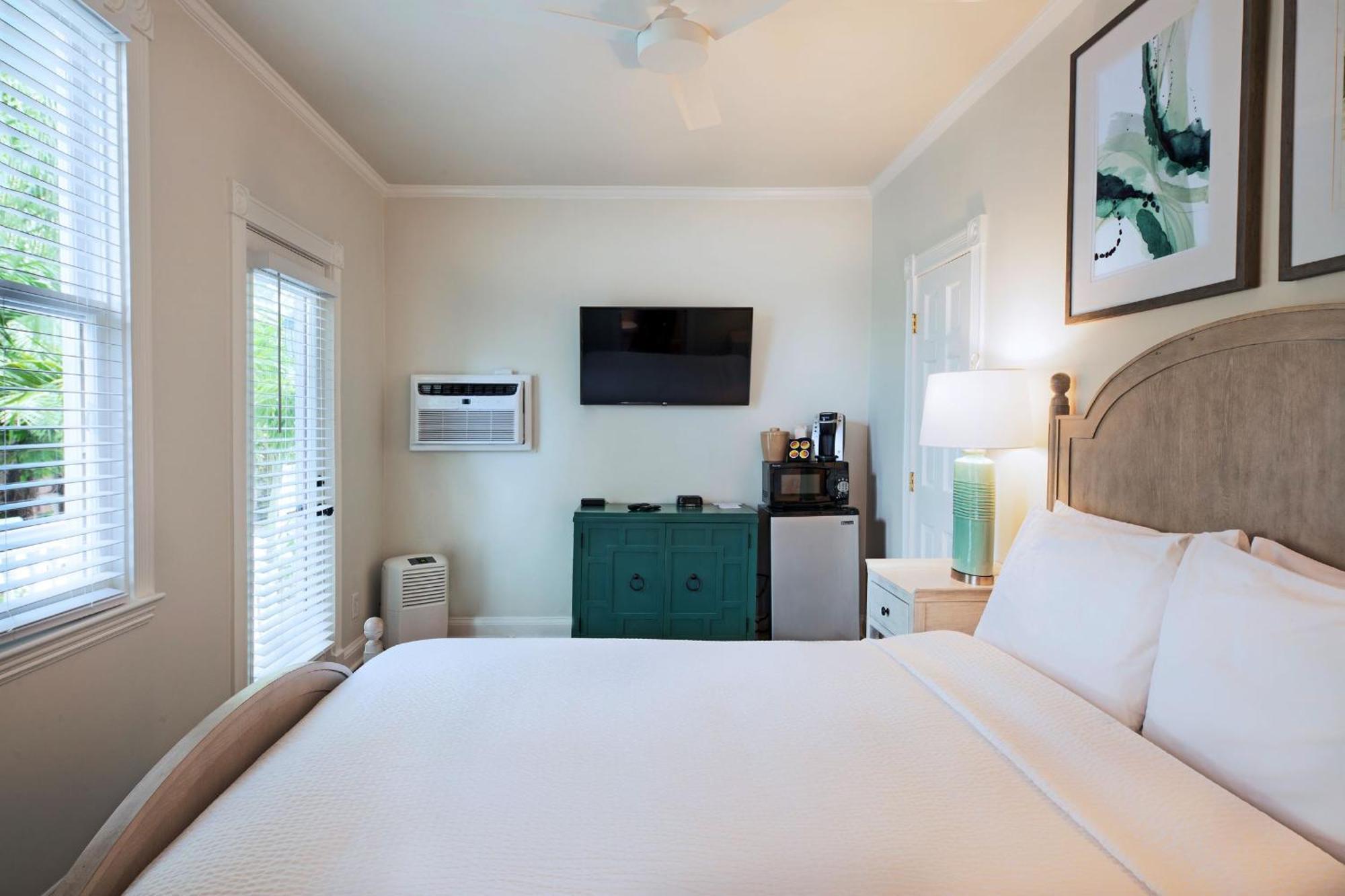 Habitación con cama grande y balcón