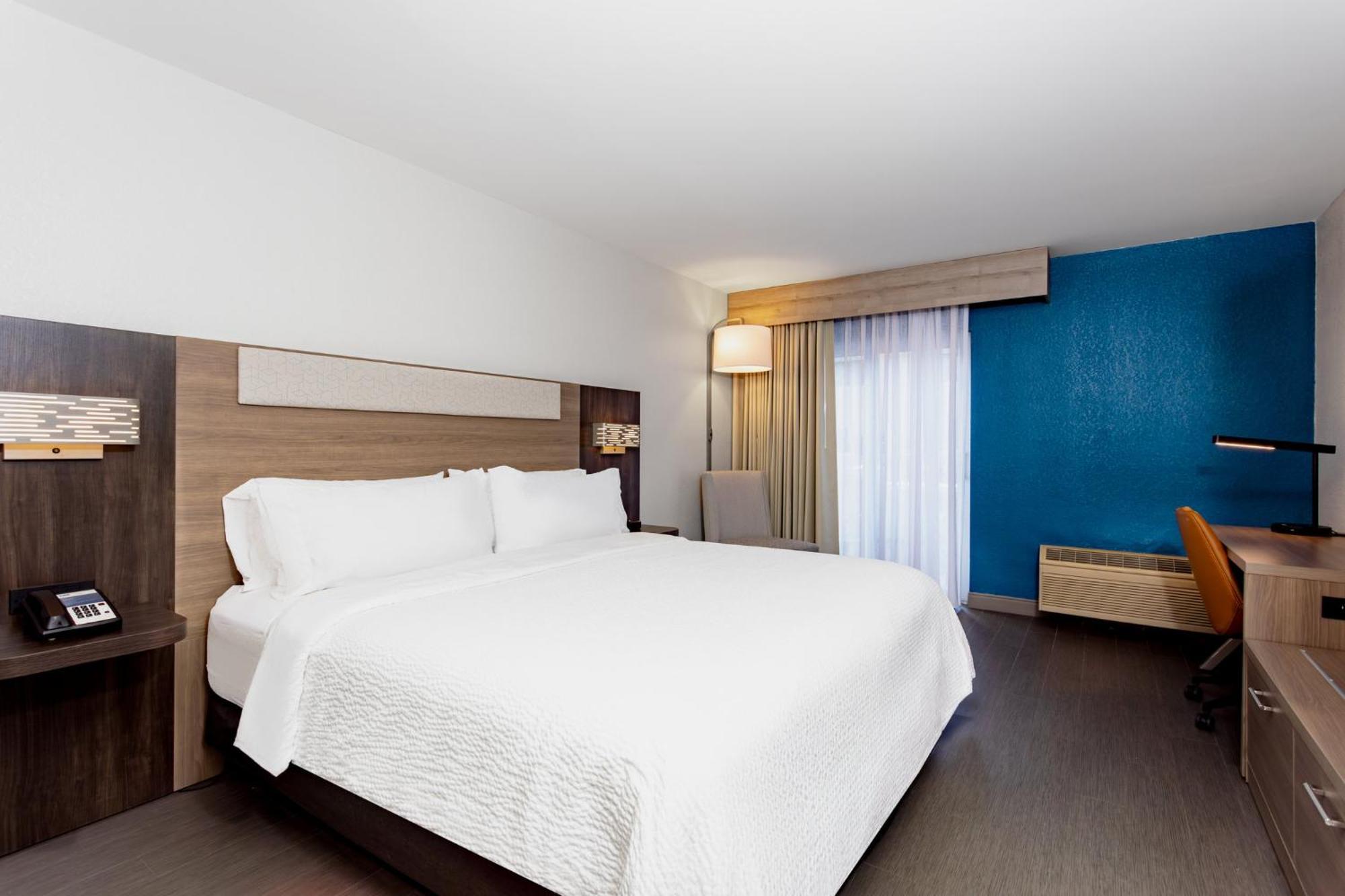 Standard King Room with Pool Access