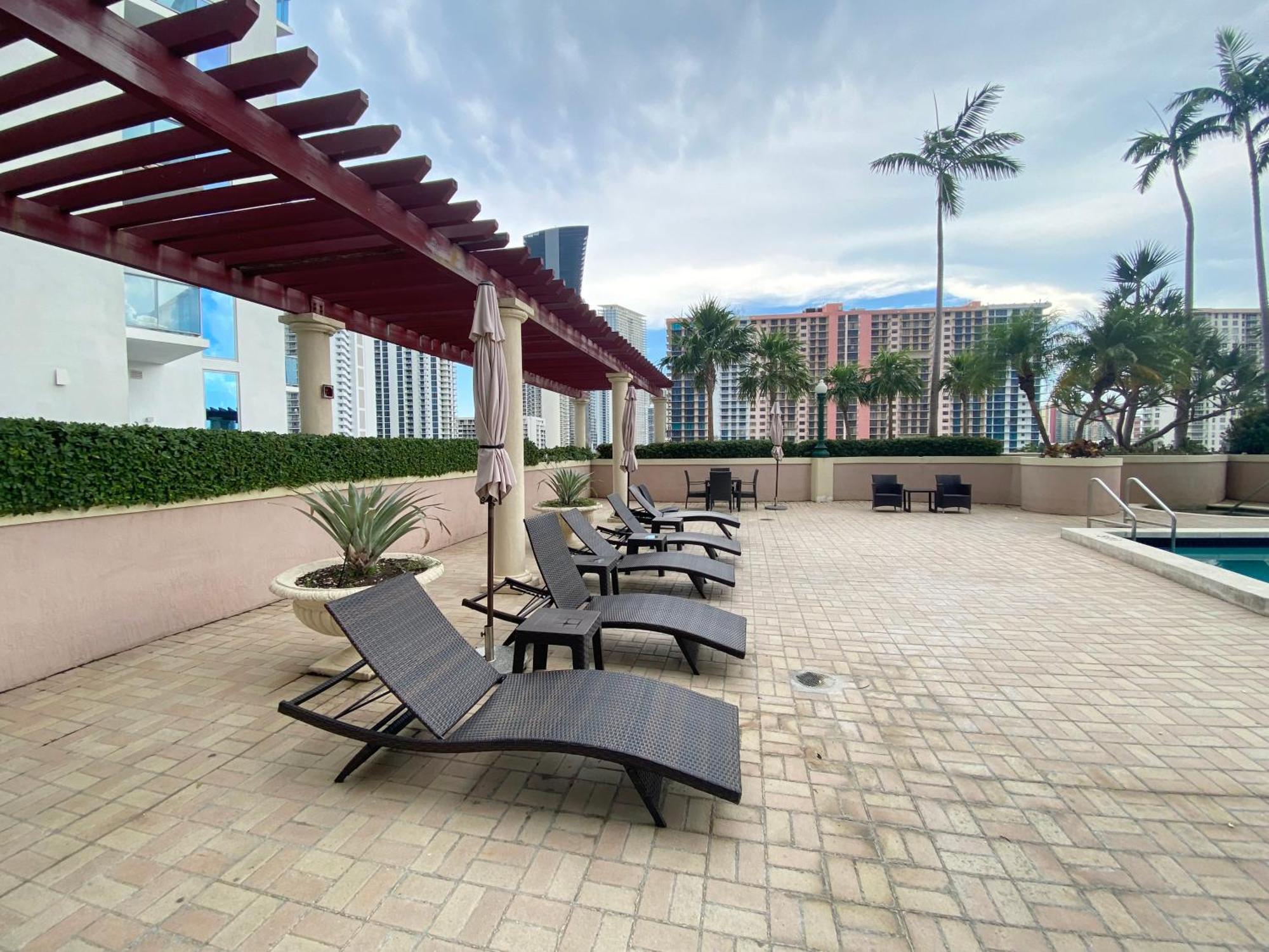 Apartment mit Poolblick